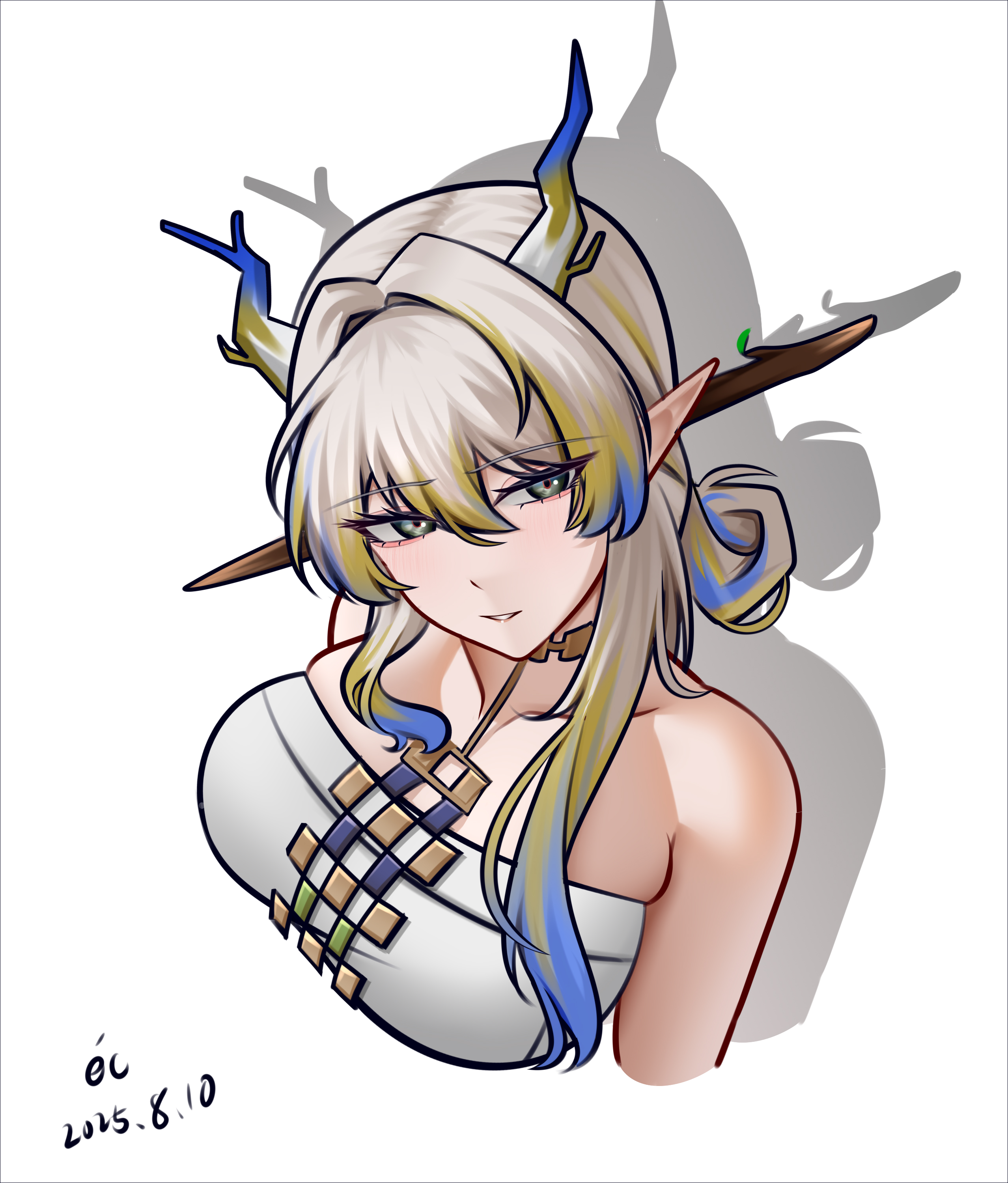 alter kamerade, shu (arknights), arknights, absurdres, chinese commentary, commentary request, highres, partial commentary, 1girl, alternate breast size (larger), bare shoulders, blonde hair, blue hair, breasts, collarbone, cropped shoulders, dated, dragon girl, dragon horns, drop shadow, eyes visible through hair, green eyes, grey hair, hair between eyes, hair intakes, horns, jewelry, large breasts, long hair, looking at viewer, multicolored hair, necklace, parted lips, pointy ears, simple background, solo, white background