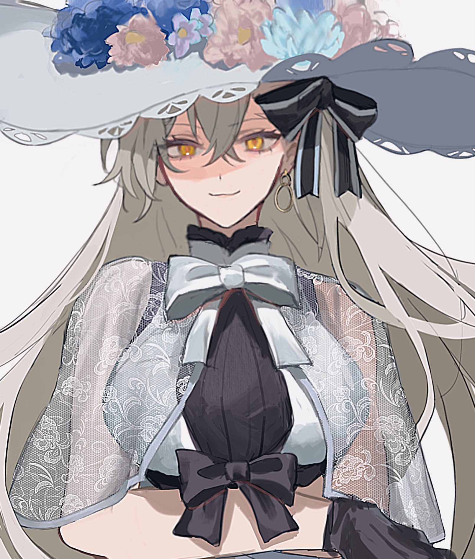 k 7s, olga marie animusphere, u-olga marie, u-olga marie (first ascension), fate/grand order, fate (series), commentary request, highres, 1girl, black gloves, black ribbon, crossed bangs, dress, gloves, grey background, grey hair, hair between eyes, hair ribbon, hat, large hat, long hair, looking at viewer, ribbon, simple background, smile, solo, sun hat, white hat, yellow eyes