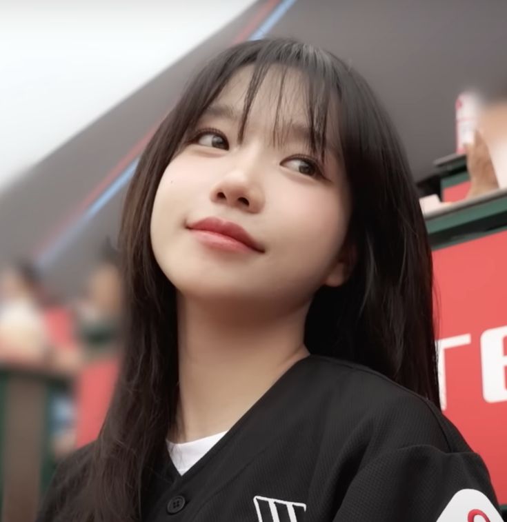 jo yu-ri, izone, real life, black eyes, black hair