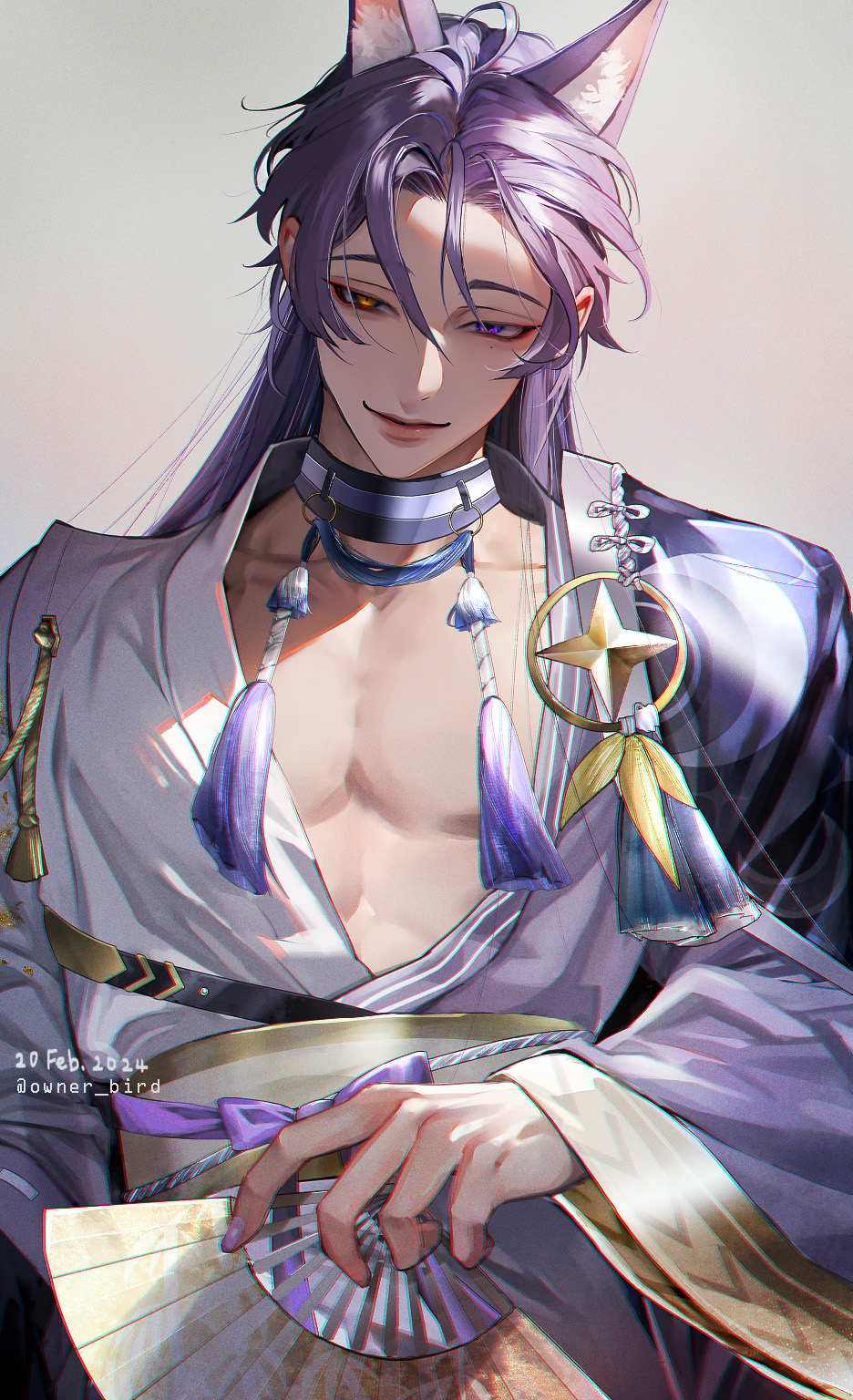 owner bird, kuya (nu carnival), nu carnival, commentary, english commentary, highres, 1boy, ahoge, animal ear fluff, animal ears, bishounen, cape, chromatic aberration, closed mouth, collar, collarbone, dated, eyeshadow, fingernails, folding fan, fox boy, fox ears, grey background, hadanugi dousa, hair between eyes, hand fan, heterochromia, holding, holding fan, japanese clothes, jewelry, kimono, light smile, lips, long hair, long sleeves, looking at viewer, makeup, male focus, mole, mole under eye, multicolored kimono, obi, official alternate costume, open kimono, parted bangs, pectoral cleavage, pectorals, purple cape, purple collar, purple eyes, purple hair, purple kimono, red eyeshadow, sash, side cape, simple background, smile, solo, tassel, twitter username, upper body, white kimono, wide sleeves, yellow eyes, yellow sash