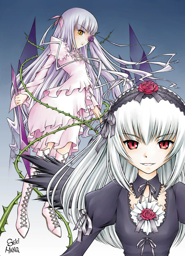 sekihan, barasuishou, suigintou, rozen maiden, silver hair, bad source, >:d, 00s, 2girls, :d, artist name, black wings, boots, brown eyes, collarbone, dress, flower, flower eyepatch, frilled dress, frills, gradient background, grey background, grin, hairband, holding, holding sword, holding weapon, juliet sleeves, lolita hairband, long hair, long sleeves, looking at viewer, multiple girls, open mouth, puffy long sleeves, puffy sleeves, red eyes, red flower, red rose, rose, shoelaces, simple background, smile, sword, teeth, thigh boots, thighhighs, thorns, upper body, v-shaped eyebrows, very long hair, weapon, wings