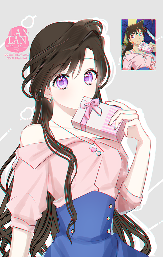 mouri ran, meitantei conan, commentary request, korean commentary, 1girl, blue skirt, brown hair, cowboy shot, earrings, gift, holding, holding gift, jewelry, lan lan, long hair, looking at viewer, necklace, pink shirt, purple eyes, shadow, shirt, skirt, solo, swept bangs, twitter username