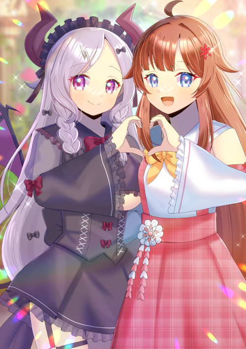 kou hiyoyo, indie virtual youtuber, character request, commentary request, 2girls, :d, ahoge, black dress, blue eyes, blurry, blurry background, braid, brown hair, depth of field, detached sleeves, dress, forehead, frilled dress, frilled sleeves, frills, grey hair, hair intakes, heart, heart hands, horns, juliet sleeves, long sleeves, multiple girls, open mouth, parted bangs, pink skirt, plaid clothes, plaid skirt, puffy sleeves, purple eyes, purple wings, sailor collar, sakuranomiya misuzu, shirt, skirt, sleeveless, sleeveless shirt, smile, twin braids, unmoving pattern, virtual youtuber, white sailor collar, white shirt, white sleeves, wide sleeves, wings