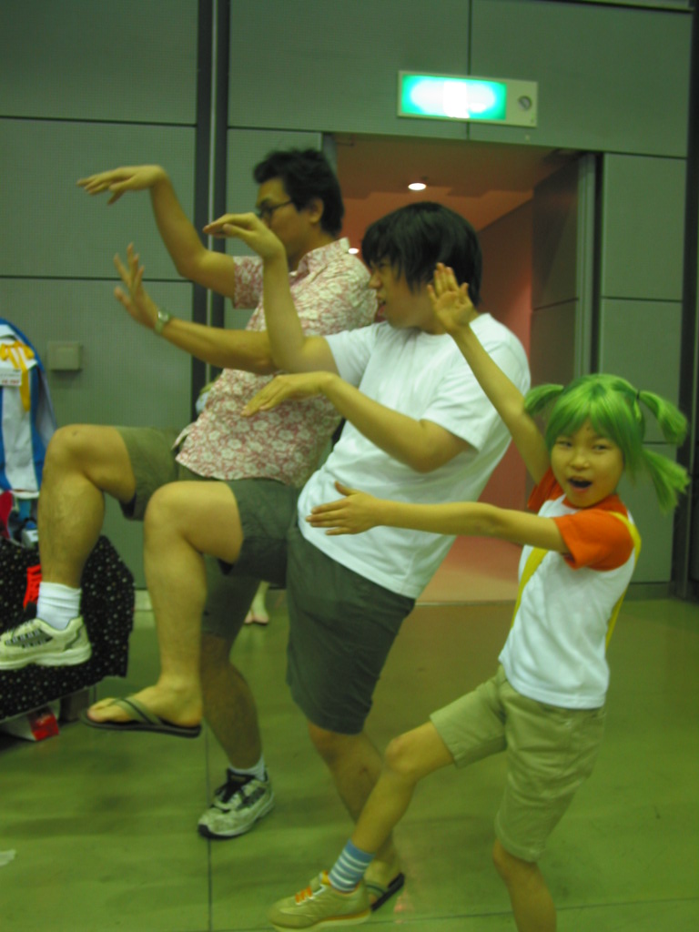 jumbo, koiwai yotsuba, mr. koiwai, yotsubato!, photo (medium), 1girl, 2boys, child, cosplay, koiwai yotsuba (cosplay), multiple boys, quad tails, yotsubato! pose