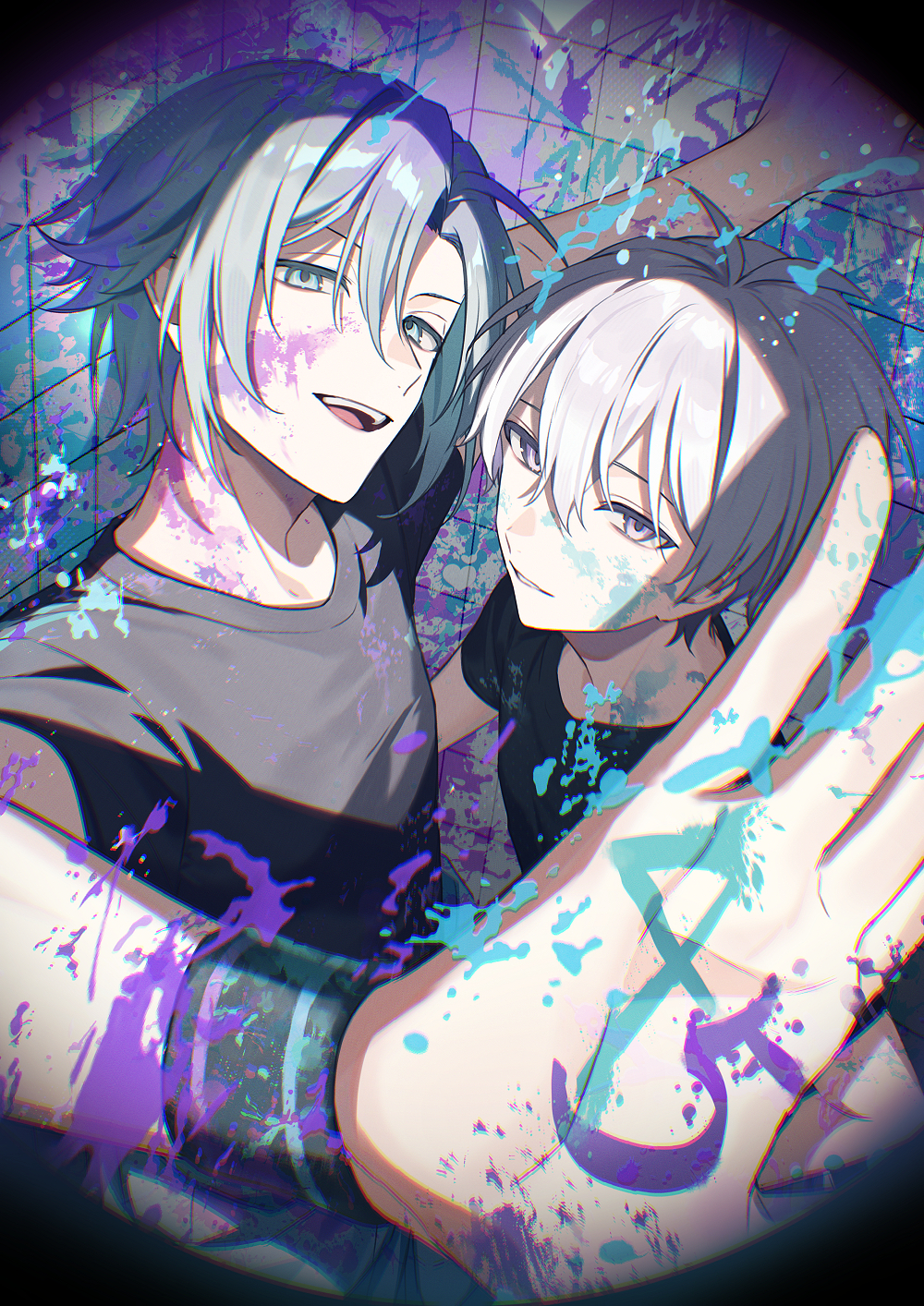 aiue o eiua, osaka sougo, yotsuba tamaki, idolish7, commentary request, highres, 2boys, arm support, black shirt, blue eyes, blue hair, body writing, grey hair, looking at viewer, male focus, multiple boys, open mouth, paint splatter, paint splatter on face, purple eyes, shirt, short hair, smile, t-shirt, teeth, upper body, upper teeth only