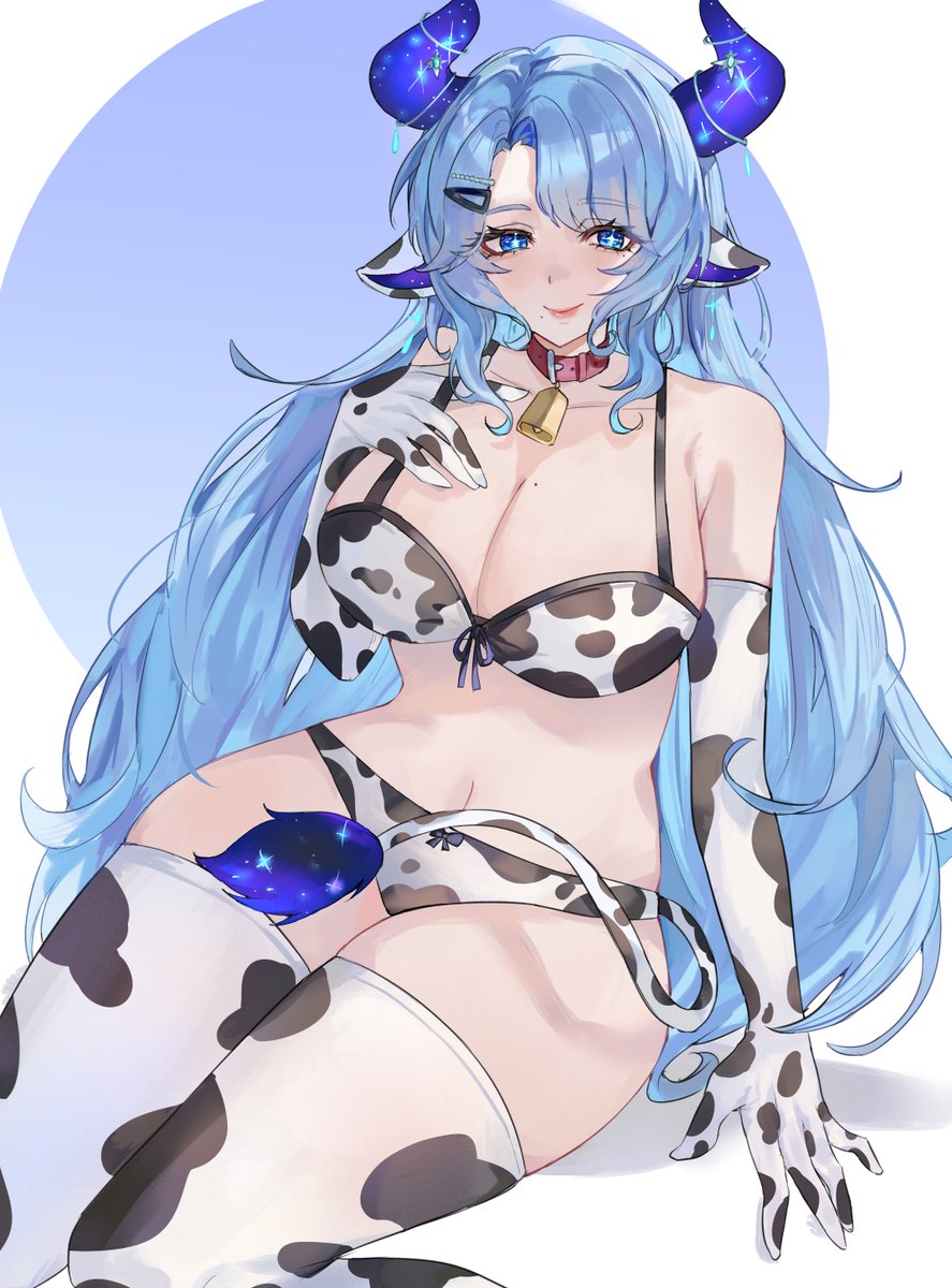 inishie no tanaka, miilkywayz, indie virtual youtuber, commission, highres, skeb commission, 1girl, animal print, bell, belt collar, bikini, black bikini, black gloves, black thighhighs, blue eyes, blue hair, breasts, closed mouth, collar, cow print, cow print bikini, cow print gloves, cow print thighhighs, cow tail, cowbell, elbow gloves, gloves, hair ornament, hairclip, hand on own chest, large breasts, lips, long hair, mole, mole on chest, mole under mouth, navel, print bikini, print gloves, print thighhighs, red collar, smile, solo, swimsuit, tail, thighhighs, virtual youtuber, white bikini, white gloves, white thighhighs