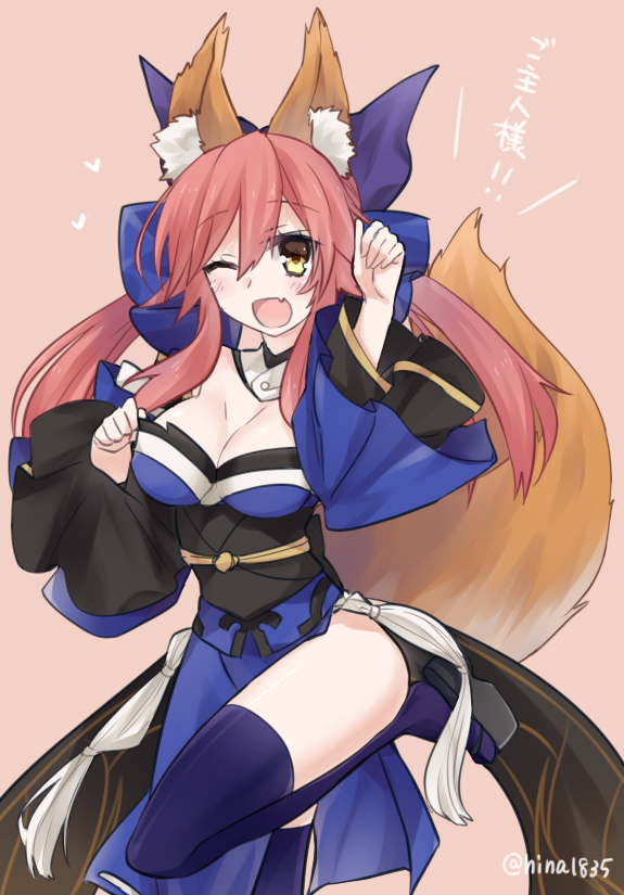 ouhina, tamamo (fate), tamamo no mae (fate), fate/extra, fate (series), commentary request, 1girl, animal ear fluff, animal ears, blue kimono, blue thighhighs, bow, breasts, cleavage, cowboy shot, detached sleeves, fang, fox ears, fox girl, fox tail, hair bow, japanese clothes, kimono, large breasts, large tail, leg up, light blush, long hair, looking at viewer, one eye closed, open mouth, pink background, pink hair, smile, solo, split ponytail, tail, thighhighs, yellow eyes