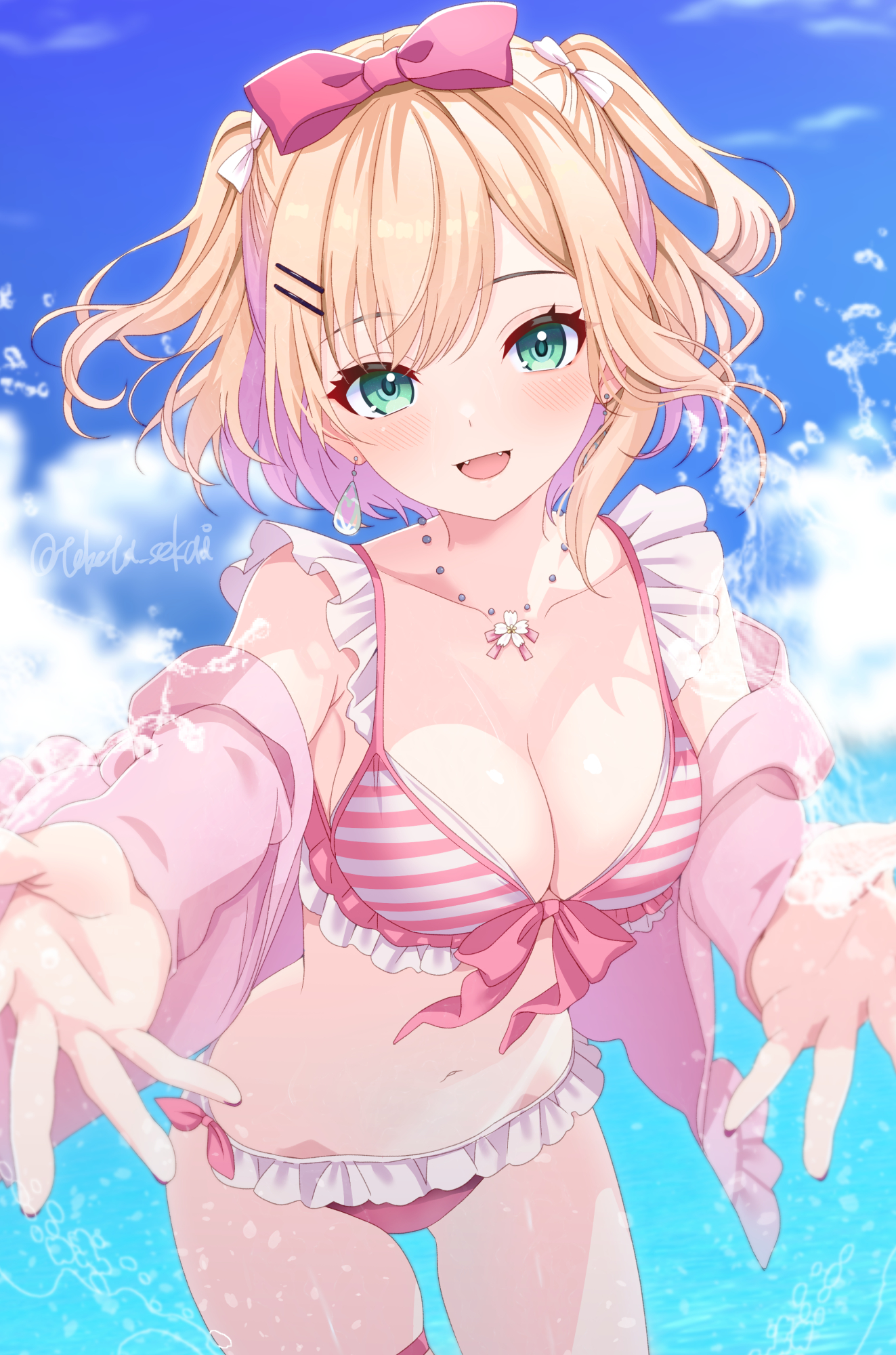 toketa-sekai, kurumi noah, kurumi noah (summer c102), iris black games, vspo!, highres, 1girl, aqua eyes, bare shoulders, bikini, blonde hair, blue sky, bow, bow swimsuit, breasts, cleavage, cloud, cloudy sky, collarbone, day, earrings, flower pendant, frilled bikini, frilled cardigan, frills, front-tie bikini top, front-tie top, hair ornament, hairclip, happy, jacket, jewelry, long sleeves, looking at viewer, navel, necklace, ocean, open clothes, open jacket, open mouth, outdoors, pendant, pink bikini, pink bow, pink jacket, pink straps, ribbon-trimmed bikini, ribbon trim, short hair, sky, smile, solo, striped bikini, striped clothes, swimsuit, swimsuit cover-up, two-sided bow, two side up, virtual youtuber, water, water drop, white bow