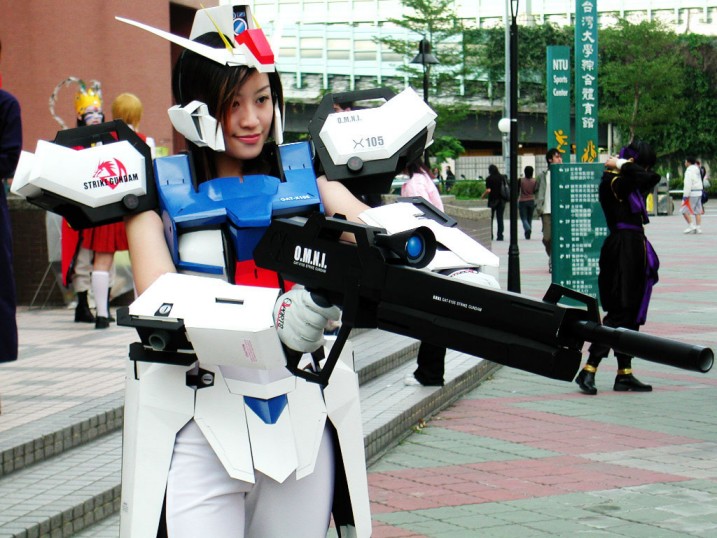 strike gundam, gundam, gundam seed, cosplay photo, photo (medium), beam rifle, cosplay, energy gun, gun, mobilesuit, solo, weapon