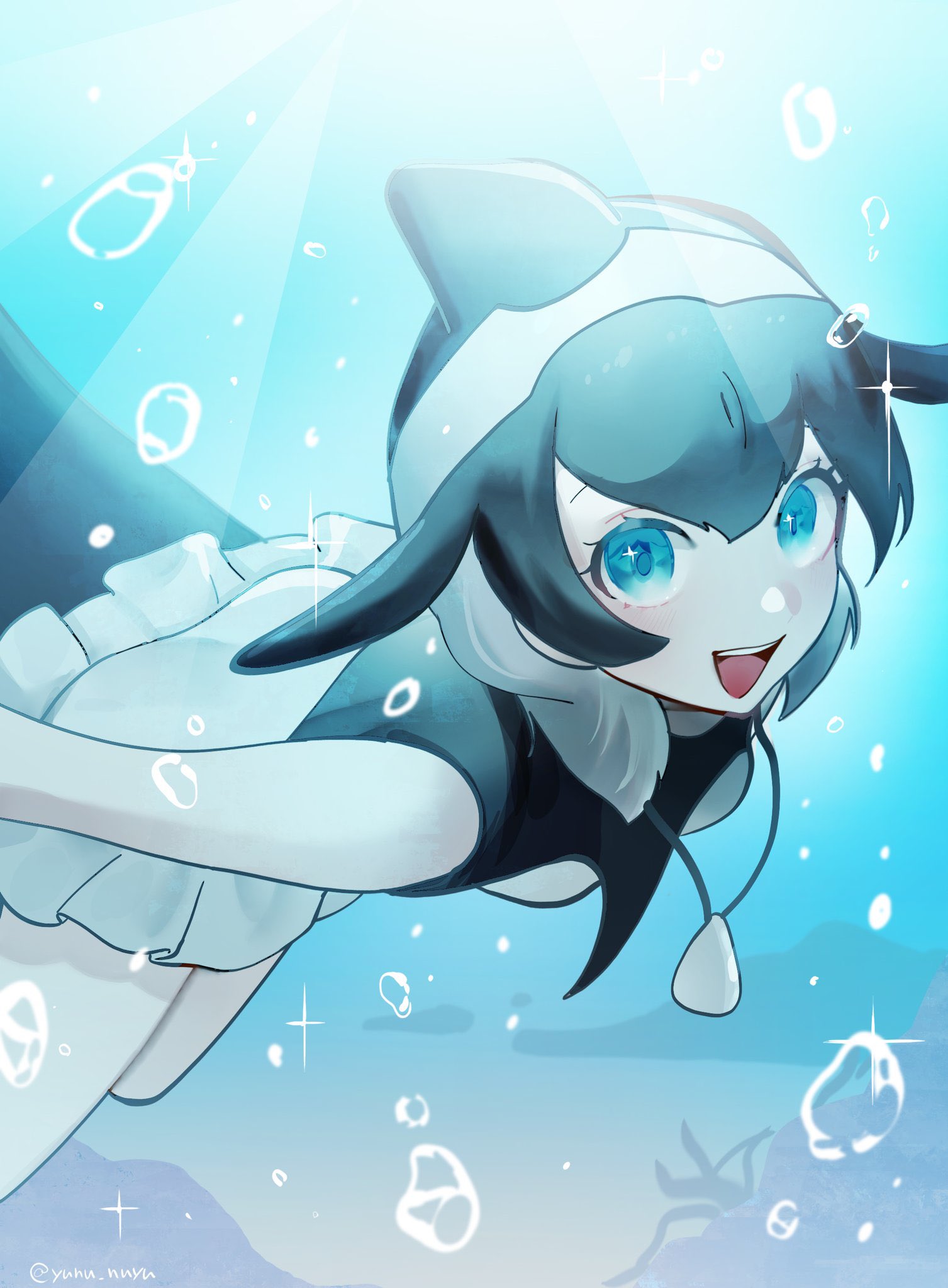 yunu nuyu, commerson's dolphin (kemono friends), kemono friends, highres, 1girl, black hair, black one-piece swimsuit, blowhole, blue eyes, blush, cetacean tail, dolphin girl, dorsal fin, fins, fish tail, frilled one-piece swimsuit, frills, hair between eyes, head fins, jewelry, looking at viewer, multicolored hair, necklace, one-piece swimsuit, open mouth, shell, shell necklace, short hair, sidelocks, smile, solo, swimming, swimsuit, tail, two-tone hair, two-tone one-piece swimsuit, underwater, white one-piece swimsuit