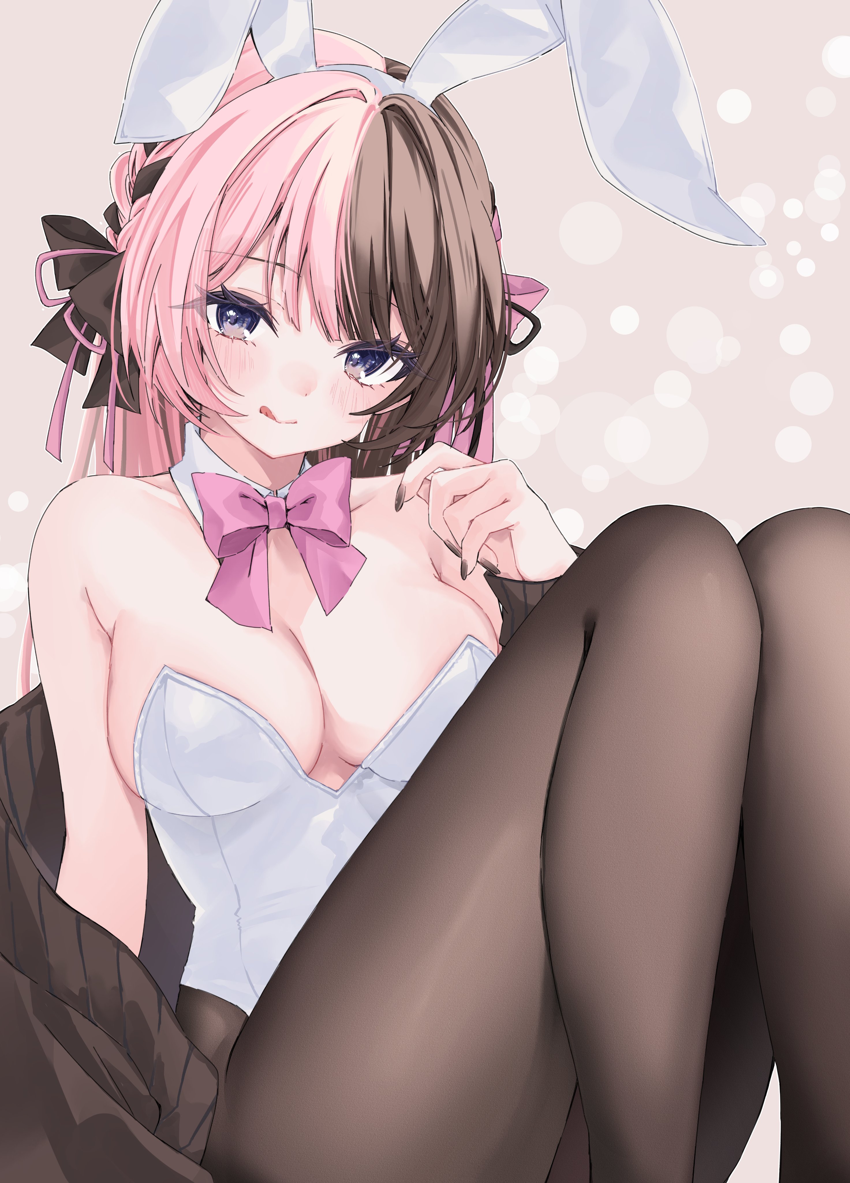 moizumi shipon, tachibana hinano, vspo!, absurdres, highres, 1girl, animal ear hairband, animal ears, black pantyhose, bow, breasts, brown hair, bunny day, cleavage, detached collar, fake animal ears, hairband, large breasts, leotard, licking lips, looking at viewer, multicolored hair, pantyhose, pink bow, pink hair, playboy bunny, purple eyes, rabbit ear hairband, rabbit ears, solo, split-color hair, tongue, tongue out, two-tone hair, virtual youtuber, white hairband, white leotard