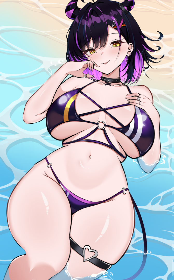 zeropen, rainhoe, indie virtual youtuber, 1girl, beach, bikini, black choker, blush, breasts, choker, colored inner hair, demon horns, demon tail, hair ornament, horns, jewelry, large breasts, looking at viewer, medium hair, multi-strapped bikini top, multicolored hair, navel, outdoors, partially submerged, purple bikini, purple hair, ring, smile, solo, swimsuit, tail, thigh strap, yellow eyes