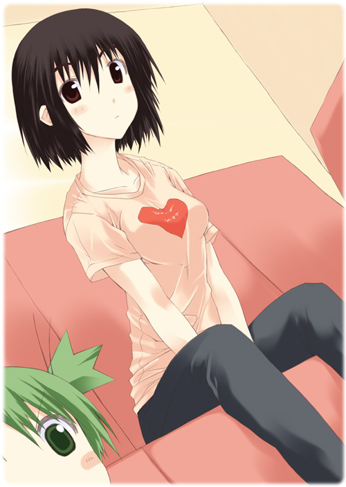 mizuki makoto, ayase fuuka, koiwai yotsuba, yotsubato!, 2girls, black hair, blush, breasts, brown hair, child, couch, dutch angle, green hair, looking at viewer, medium breasts, multiple girls, pants, quad tails, shirt, short hair, sitting, t-shirt, thick eyebrows, v arms