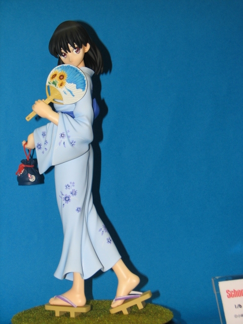 tsukamoto yakumo, school rumble, photo (medium), 00s, 1girl, black hair, blue background, blue kimono, female focus, figure, geta, hand fan, japanese clothes, kimono, looking at viewer, looking back, paper fan, red eyes, simple background, solo, uchiwa, yukata