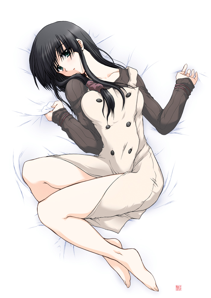 hasebe aya, comic party, 00s, 1girl, barefoot, bed, bed sheet, black hair, feet, female focus, full body, green eyes, legs, lying, sheet grab, solo