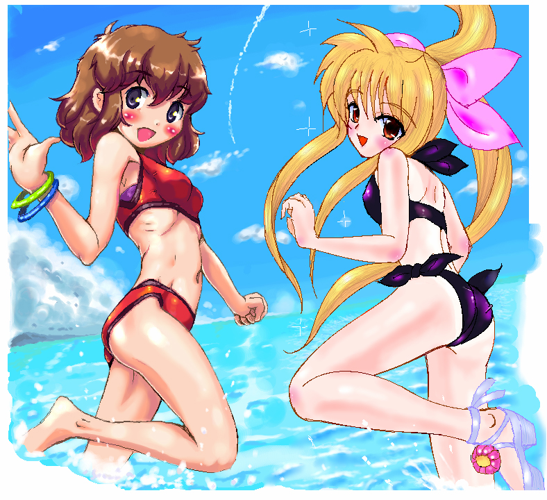 otter kawauso, 2girls, barefoot, bikini, blonde hair, bracelet, brown hair, day, jewelry, long hair, looking back, multiple girls, ocean, oekaki, outdoors, red eyes, ribs, sandals, short hair, sky, splashing, swimsuit, water