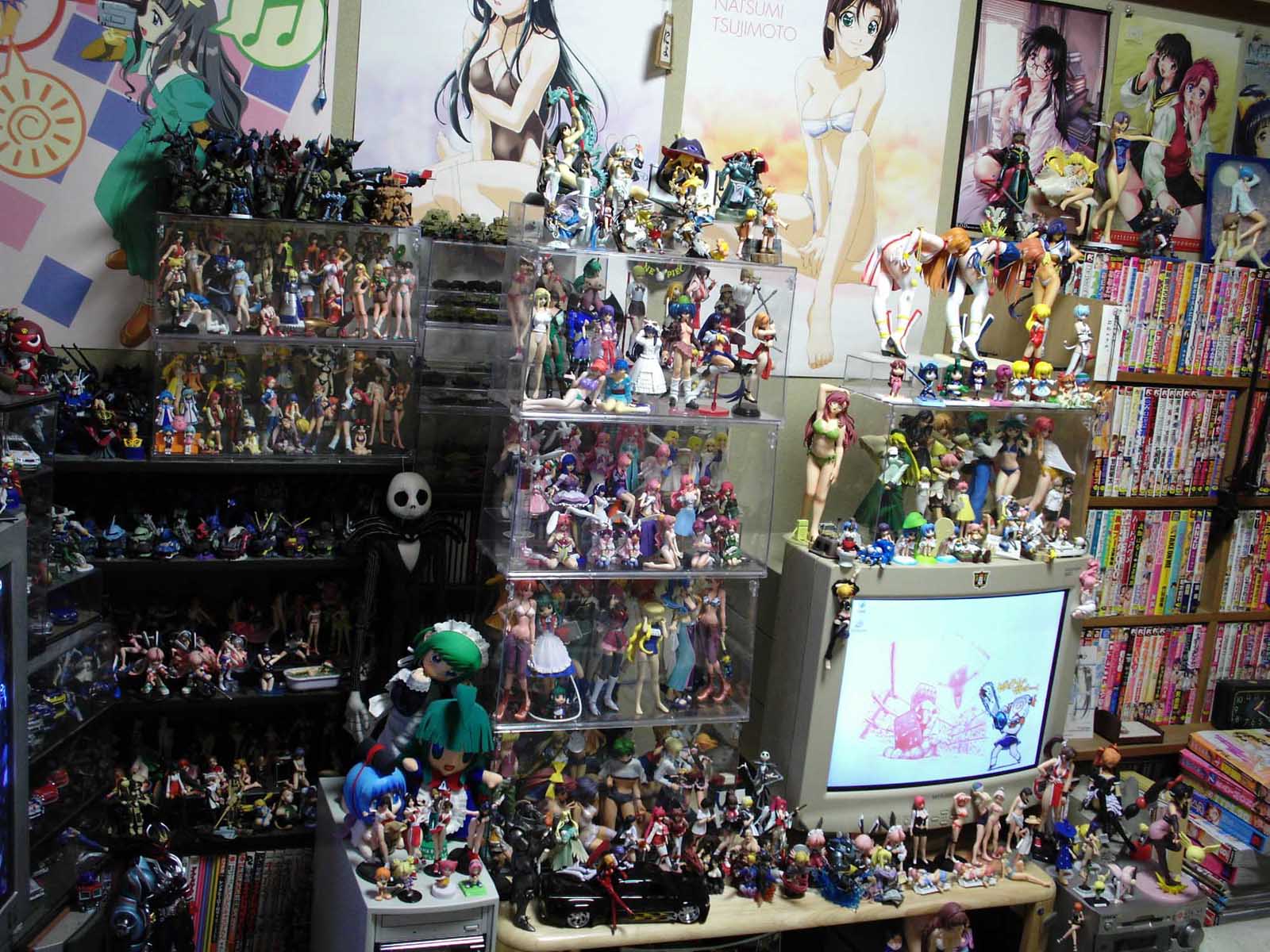 alphonse elric, anita king, arcueid brunestud, artoria pendragon (fate), asahina arumi, ayanami rei, baiken, binchou-tan (character), cagalli yula athha, cure black, daidouji tomoyo, edward elric, felicia (darkstalkers), hazuki (tsukuyomi), herikawa koishi, jack skellington, kan'u unchou, kasumi (doa), kazami mizuho, kokubunji koyori, kousaka tamaki, lacus clyne, lilith (yamibou), lunamaria hawke, me-tan, meer campbell, meyrin hawke, michelle cheung, misumi nagisa, miyafuji miina, morrigan aensland, nakahara komugi, nami (one piece), nami (one piece) (skypiea), onodera karen, onsokumaru, rio rollins, ritsuko kubel kettenkrad, ryofu housen, saber (fate), shinobu (ninin ga shinobuden), shiranui mai, sonsaku hakufu, souryuu asuka langley, stellar loussier, tsujimoto natsumi, yomiko readman, abenobashi mahou shoutengai, ai yori aoshi, arc system works, binchou-tan, capcom, cardcaptor sakura, darkstalkers, dead or alive, fatal fury, fate/stay night, fate (series), fullmetal alchemist, futari wa precure, galaxy angel, guilty gear, gundam, gundam seed, gundam seed destiny, ikkitousen, keroro gunsou, kujibiki unbalance, natural 2 duo, neon genesis evangelion, ninin ga shinobuden, nurse witch komugi-chan, one piece, onegai teacher, onegai twins, os-tan, precure, r.o.d the tv, read or die, snk, super blackjack, taiho shichauzo, tecmo, tenjou tenge, the king of fighters, the nightmare before christmas, to heart (series), to heart 2, tsukihime, tsukuyomi moonphase, yami to boushi to hon no tabibito, highres, jpeg artifacts, photo (medium), 00s, 1990s (style), 6+girls, beamed quavers, bikini, car, chainsaw, chibi, computer, desk, figure, maid, manga (object), mecha, military, military vehicle, monitor, motor vehicle, multiple girls, musical note, otaku room, poster (object), retro artstyle, robot, spoken musical note, swimsuit, tank, truck, video camera
