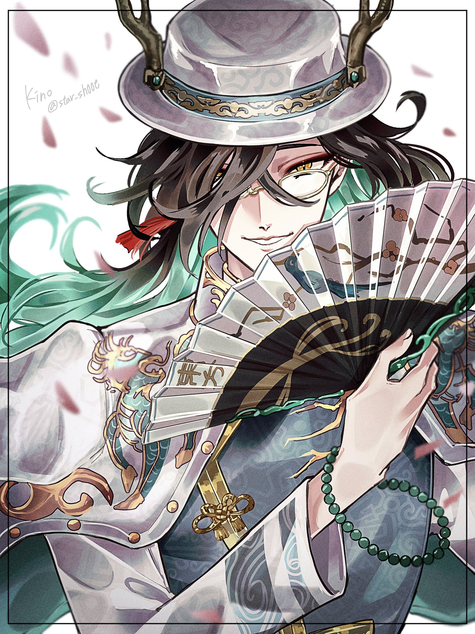 kino (uni sk38), xie bian, xie bian (qilin merchant), identity v, highres, 1boy, aqua robe, bead bracelet, beads, black hair, boater hat, bracelet, changpao, chinese clothes, colored inner hair, earrings, eyeliner, fake horns, falling petals, folding fan, glasses, green hair, hair over one eye, hand fan, hat, holding, holding fan, horned headwear, horns, jacket, jacket on shoulders, jewelry, long hair, looking at viewer, makeup, male focus, multicolored hair, official alternate costume, one eye covered, parted lips, petals, red eyeliner, robe, single earring, smile, solo, straight-on, tassel, tassel earrings, upper body, white background, white hat, white jacket, yellow-framed eyewear, yellow eyes