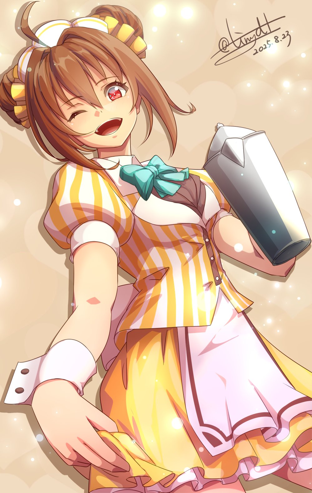tinybiard, estelle bright, eiyuu densetsu, sora no kiseki, highres, 1girl, ahoge, bob cut, bow, bowtie, breasts, brown hair, dated, double-parted bangs, double bun, green bow, hair between eyes, hair bun, holding pitcher, looking at viewer, medium breasts, one eye closed, open mouth, pitcher (container), puffy short sleeves, puffy sleeves, red eyes, shirt, short hair, short sleeves, signature, skirt, smile, solo, traditional bowtie, twitter username, waitress, white wrist cuffs, wrist cuffs