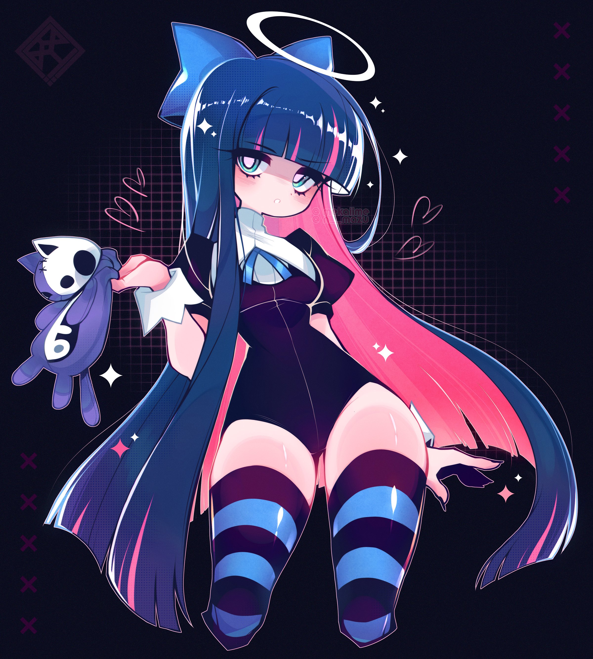 mekaiime, honekoneko (psg), stocking (psg), panty & stocking with garterbelt, absurdres, commentary, highres, 1girl, aqua eyes, ben-day dots, black background, black leotard, blue bow, blue hair, blunt bangs, bow, collared leotard, colored inner hair, cropped legs, grid background, hair bow, halo, hand up, heart, holding, holding stuffed toy, horizontal-striped thighhighs, leotard, long hair, looking at viewer, multicolored hair, parted lips, pink hair, puffy short sleeves, puffy sleeves, screentones, short sleeves, solo, striped clothes, striped thighhighs, stuffed animal, stuffed cat, stuffed toy, thighhighs, thighs, two-tone hair