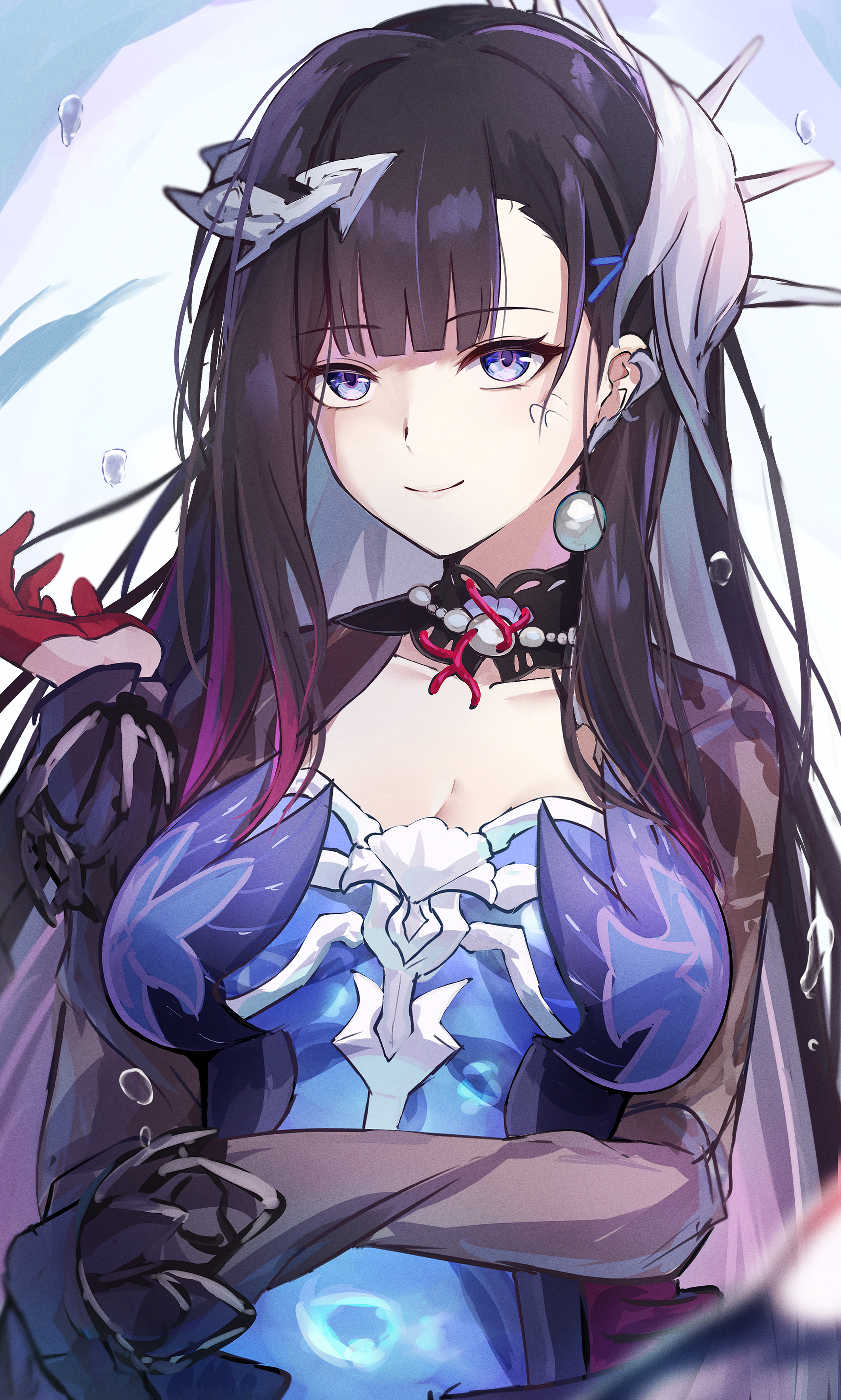 wimawi, hysilens (honkai: star rail), honkai: star rail, honkai (series), absurdres, commentary request, highres, partial commentary, 1girl, black hair, black shrug, blue eyes, breasts, cleavage, closed mouth, colored inner hair, earclip, gloves, hair ornament, half gloves, hand up, long hair, long sleeves, looking at viewer, medium breasts, multicolored hair, purple hair, red gloves, scales, see-through body, shrug (clothing), smile, solo, upper body, very long hair
