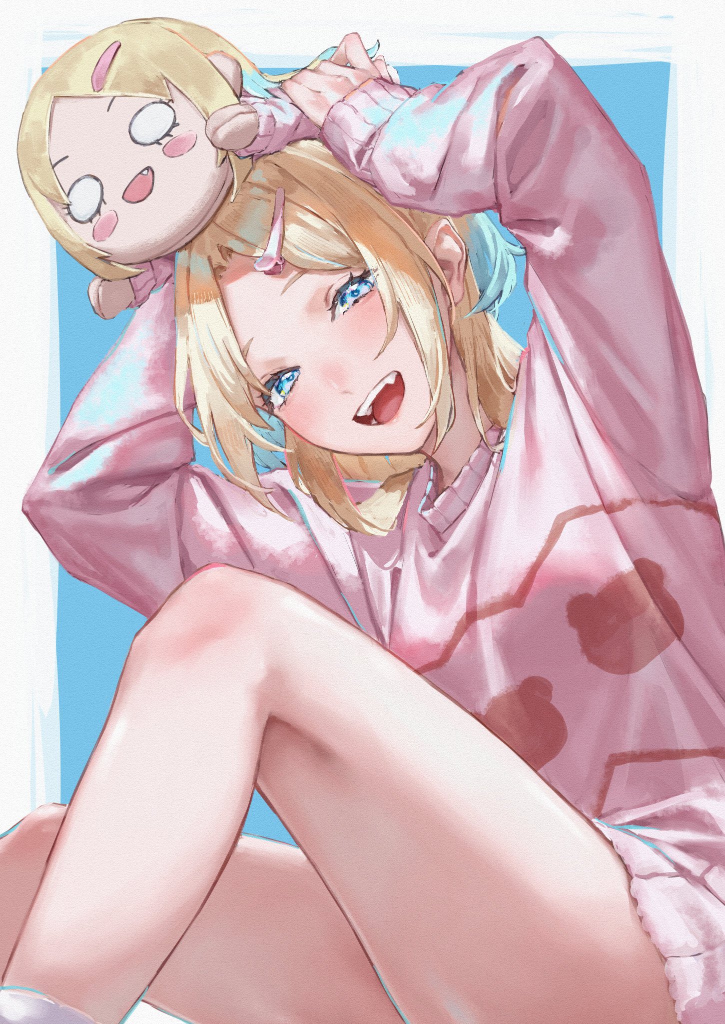 saidamoosu, osawa rurino, link! like! love live!, love live!, commentary request, highres, 1girl, :d, arms up, bare legs, blonde hair, blue background, blue eyes, blue hair, blush stickers, character doll, doll, dress, fang, gradient hair, hair ornament, hairclip, holding, holding above head, holding doll, knee up, long hair, long sleeves, looking at viewer, multicolored hair, nesoberi, official alternate costume, open mouth, osawa rurino (sega lucky lottery sleepwear), parted bangs, pink dress, pink sweater, short dress, simple background, smile, solo, sweater, sweater dress, virtual youtuber