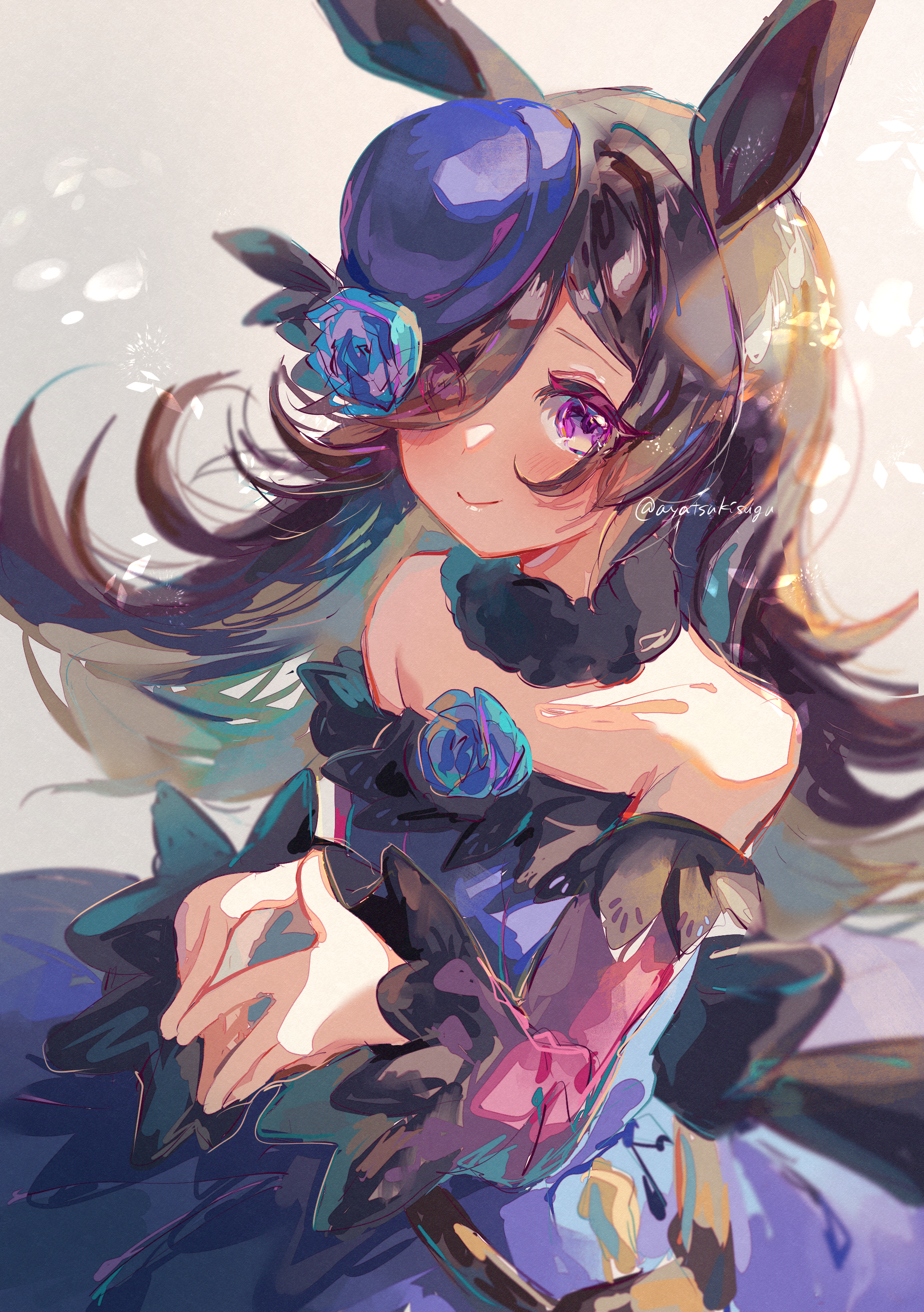 ayatsuki sugure, rice shower (umamusume), umamusume, absurdres, commentary request, highres, 1girl, animal ears, bare shoulders, blue dress, blue flower, blue hat, blue rose, blurry, blurry background, blush, brown hair, closed mouth, dress, flipped hair, flower, fur collar, gradient background, grey background, hair over one eye, hat, hat flower, horse ears, horse girl, long hair, long sleeves, looking at viewer, off-shoulder dress, off shoulder, purple eyes, purple flower, raglan sleeves, rose, smile, solo, swept bangs, tilted headwear, twitter username