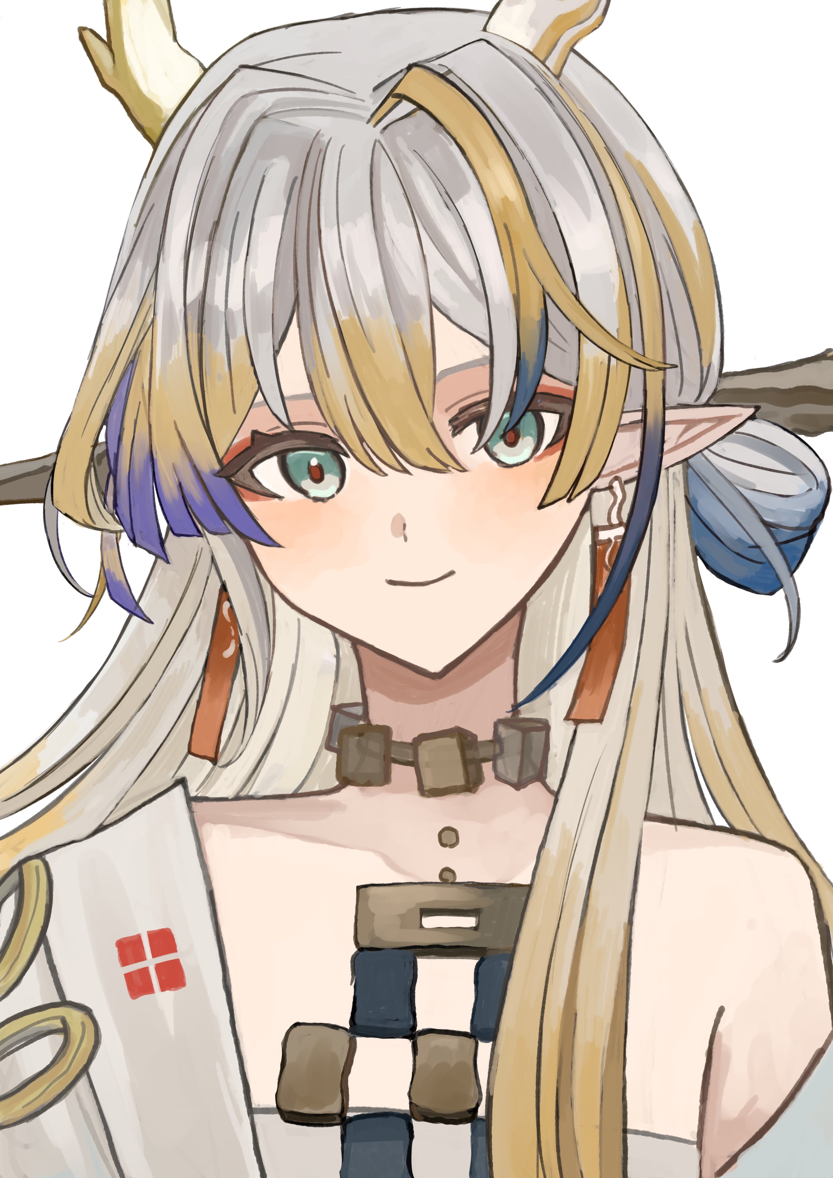 udo (akn otk), shu (arknights), arknights, absurdres, commentary request, highres, 1girl, bare shoulders, blonde hair, closed mouth, dragon girl, dragon horns, earrings, eyeliner, green eyes, grey hair, hair between eyes, horns, jewelry, light blush, long hair, looking at viewer, makeup, multicolored hair, necklace, off shoulder, orange eyeliner, pointy ears, portrait, purple hair, simple background, smile, solo, white background