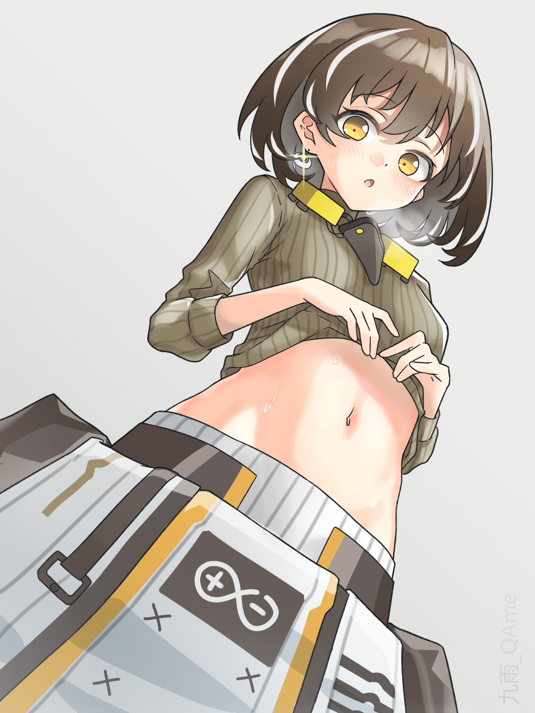 jiuyu qame, magallan (arknights), arknights, chinese commentary, commentary, highres, 1girl, :o, artist name, blush, breath, brown hair, brown sweater, clothes lift, cowboy shot, earrings, glint, grey background, jewelry, lifting own clothes, long sleeves, looking at viewer, midriff, multicolored hair, navel, open mouth, rhine lab logo, ribbed sweater, short hair, simple background, solo, standing, streaked hair, sweat, sweater, sweater lift, white hair, yellow eyes