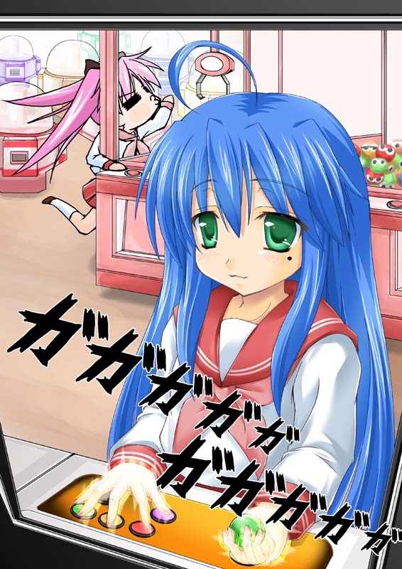 maho (yakimorokoshi), hiiragi kagami, izumi konata, puyo (puyopuyo), lucky star, madou monogatari, puyopuyo, 00s, 2girls, :3, ahoge, arcade, arcade cabinet, blue hair, controller, green eyes, joystick, mole, mole under eye, multiple girls, o3o, playing games, school uniform, serafuku, video game