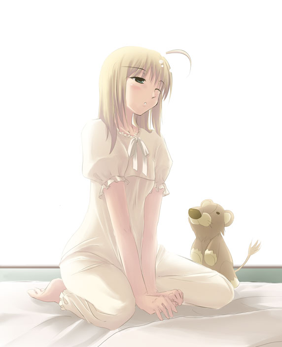 satomi (black scarecrow), artoria pendragon (fate), pon de lion, saber (fate), fate/stay night, fate (series), mister donut, 00s, 1girl, ahoge, alternate hairstyle, bed, between thighs, blonde hair, blush, female focus, green eyes, hair down, lion, long hair, pajamas, sitting, sleepy, solo, stuffed animal, stuffed lion, stuffed toy, thighs, v arms
