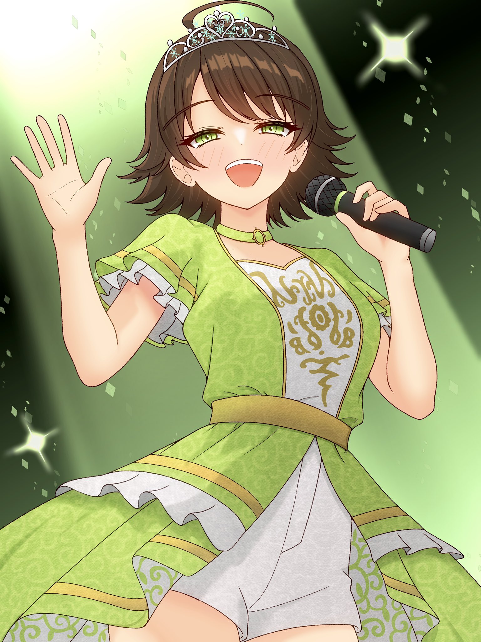 82k mugi, awakened miki, hoshii miki, idolmaster, idolmaster (classic), highres, 1girl, ahoge, blush, brown hair, choker, concert, cowboy shot, dress, green choker, green dress, green eyes, half-closed eyes, hands up, holding, holding microphone, idol, looking at viewer, microphone, open mouth, short hair, smile, solo, sparkle, standing, teeth, tiara, upper teeth only
