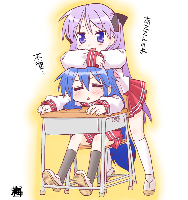 kairakuen umenoka, hiiragi kagami, izumi konata, lucky star, 00s, 2girls, desk, leaning, long hair, mole, mole under eye, multiple girls, school uniform, serafuku