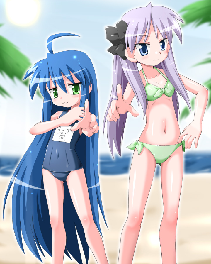 hino hino, hiiragi kagami, izumi konata, lucky star, 00s, 2girls, :3, beach, bikini, day, flat chest, mole, mole under eye, multiple girls, name tag, one-piece swimsuit, outdoors, pointing, school swimsuit, swimsuit