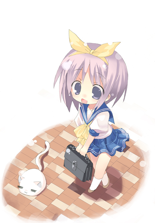 omiso, omiso (omiso), hiiragi tsukasa, lucky star, white legwear, 00s, 1girl, bag, blush, bow, bowtie, cat, chibi, crossed legs, dress, female focus, open mouth, purple eyes, purple hair, sailor dress, school uniform, serafuku, shoes, short hair, sidewalk, solo, white cat, yellow bow, yellow bowtie