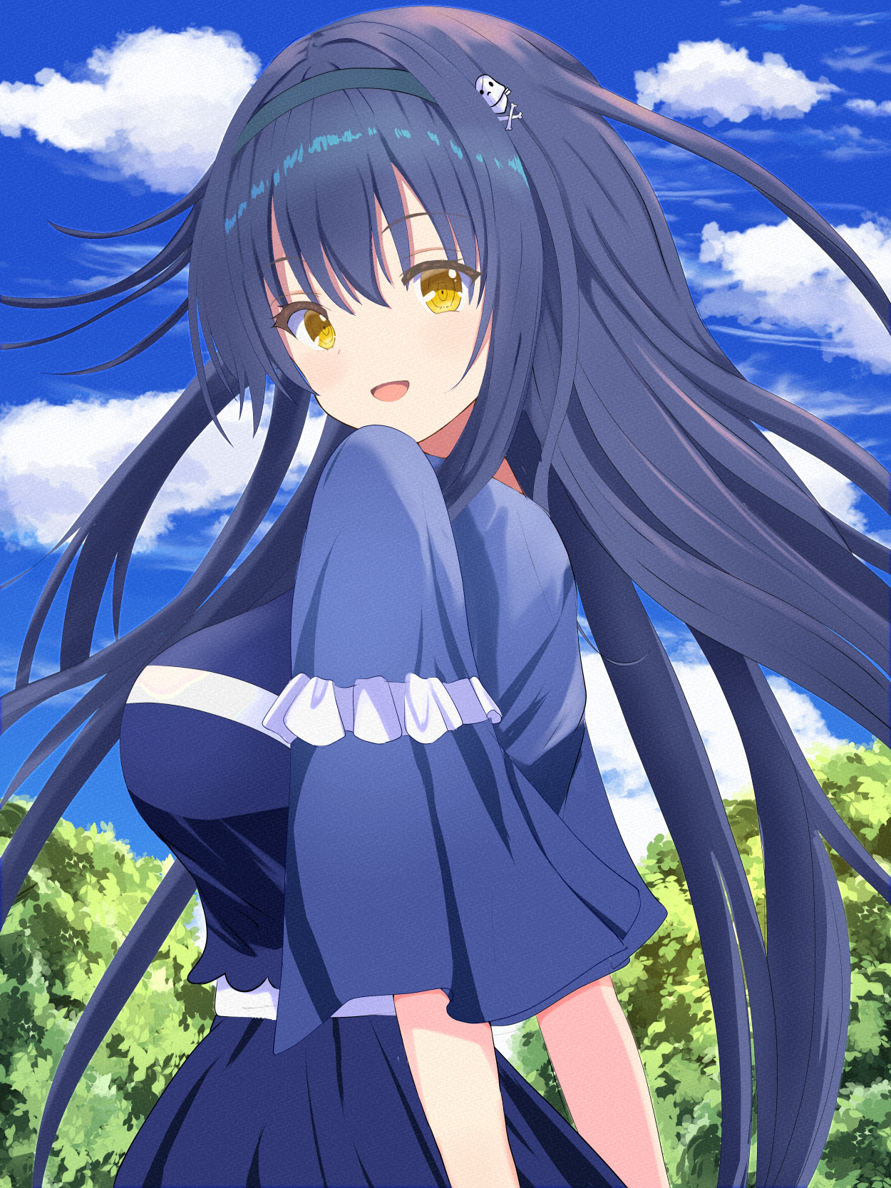 kyuu (4hrk12), kushima kamome, summer pockets, commentary request, highres, 1girl, :d, arms behind back, black camisole, black hair, black hairband, black skirt, blue capelet, blue sky, bone hair ornament, breasts, camisole, capelet, cloud, colored eyelashes, cowboy shot, day, eyes visible through hair, floating hair, frilled capelet, frills, from side, hair between eyes, hair ornament, hairband, happy, large breasts, long hair, looking at viewer, open mouth, outdoors, ringed eyes, skirt, skull and crossbones, skull hair ornament, sky, smile, solo, straight hair, very long hair, yellow eyes