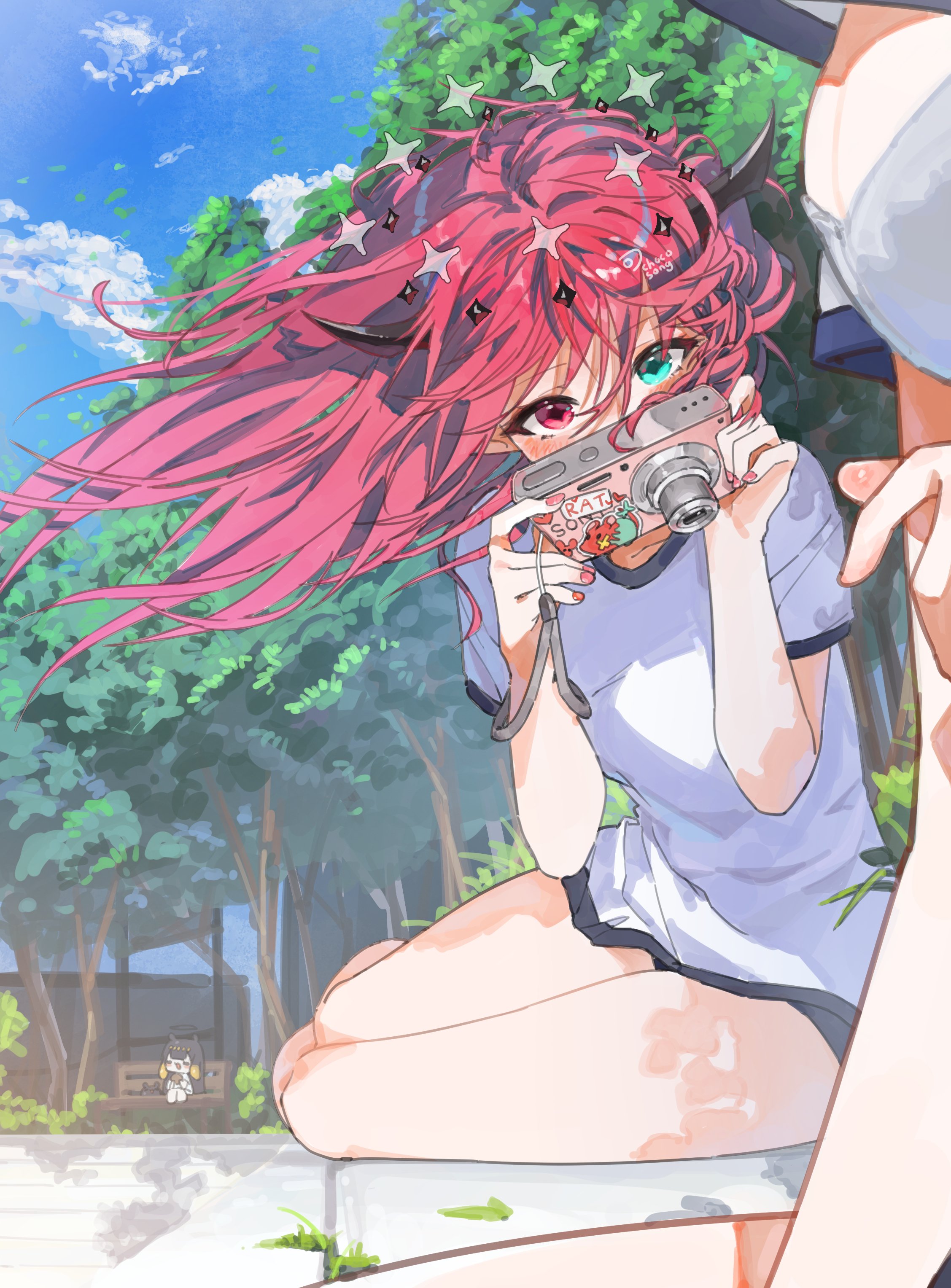 chocosong, irys (hololive), mr. squeaks (hakos baelz), ninomae ina'nis, hololive, hololive english, absurdres, highres, 3girls, artist name, black horns, black shorts, blue eyes, blue sky, breasts, camera, chibi, cleavage, floating hair, halo, heterochromia, holding, holding camera, horns, long hair, multiple girls, outdoors, pink eyes, pink hair, shirt, short sleeves, shorts, sky, solo focus, star-shaped pupils, star (symbol), symbol-shaped pupils, tree, virtual youtuber, white shirt