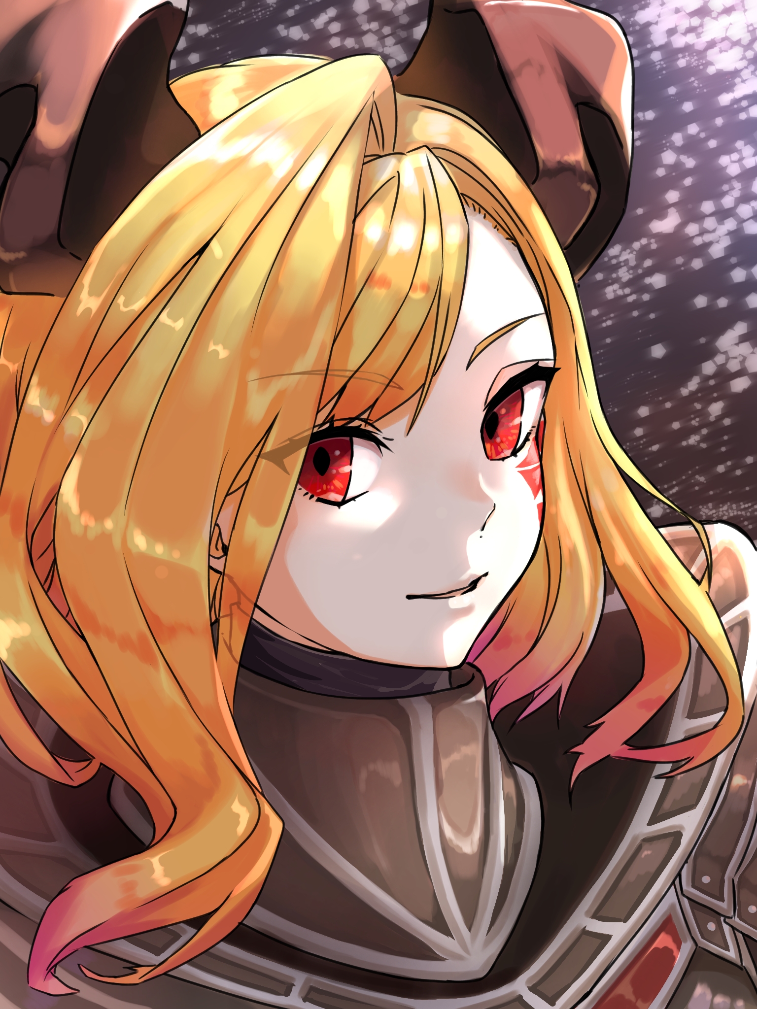 niwaikanai, nero claudius (fate), queen draco (fate), queen draco (third ascension) (fate), fate/grand order, fate (series), highres, 1girl, armor, asymmetrical bangs, black armor, blonde hair, breastplate, facial mark, hair over one eye, horns, long hair, looking at viewer, parted lips, pauldrons, pointy ears, red eyes, shoulder armor, smile, solo