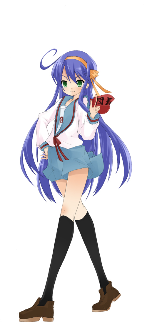 noi (noi 2y), izumi konata, suzumiya haruhi, lucky star, suzumiya haruhi no yuuutsu, 00s, 1girl, cosplay, crossover, female focus, kneehighs, school uniform, serafuku, socks, solo, suzumiya haruhi (cosplay)