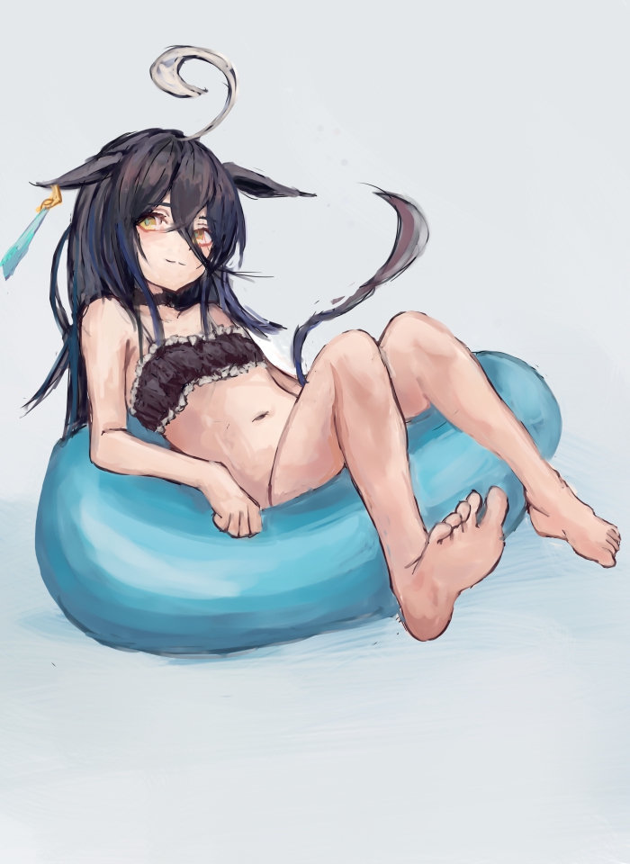 yanagi wakana, manhattan cafe (umamusume), umamusume, 1girl, ahoge, animal ears, bare shoulders, bikini, black bikini, black choker, black hair, blush, breasts, choker, closed mouth, collarbone, ear tag, earrings, hair between eyes, horse ears, horse girl, horse tail, innertube, jewelry, long bangs, long hair, long hair between eyes, looking at viewer, multicolored hair, navel, simple background, single earring, smile, solo, stomach, swim ring, swimsuit, tail, white hair, yellow eyes