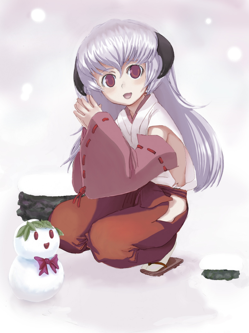 sasaki toshiyuki, tosiyuki, hanyuu, higurashi no naku koro ni, silver hair, 00s, 1girl, :d, detached sleeves, female focus, full body, geta, hakama, hakama skirt, horns, japanese clothes, long sleeves, open mouth, red eyes, red hakama, ribbon-trimmed sleeves, ribbon trim, sandals, skirt, smile, snow, snowing, snowman, socks, solo, squatting, tabi, white socks, wide sleeves