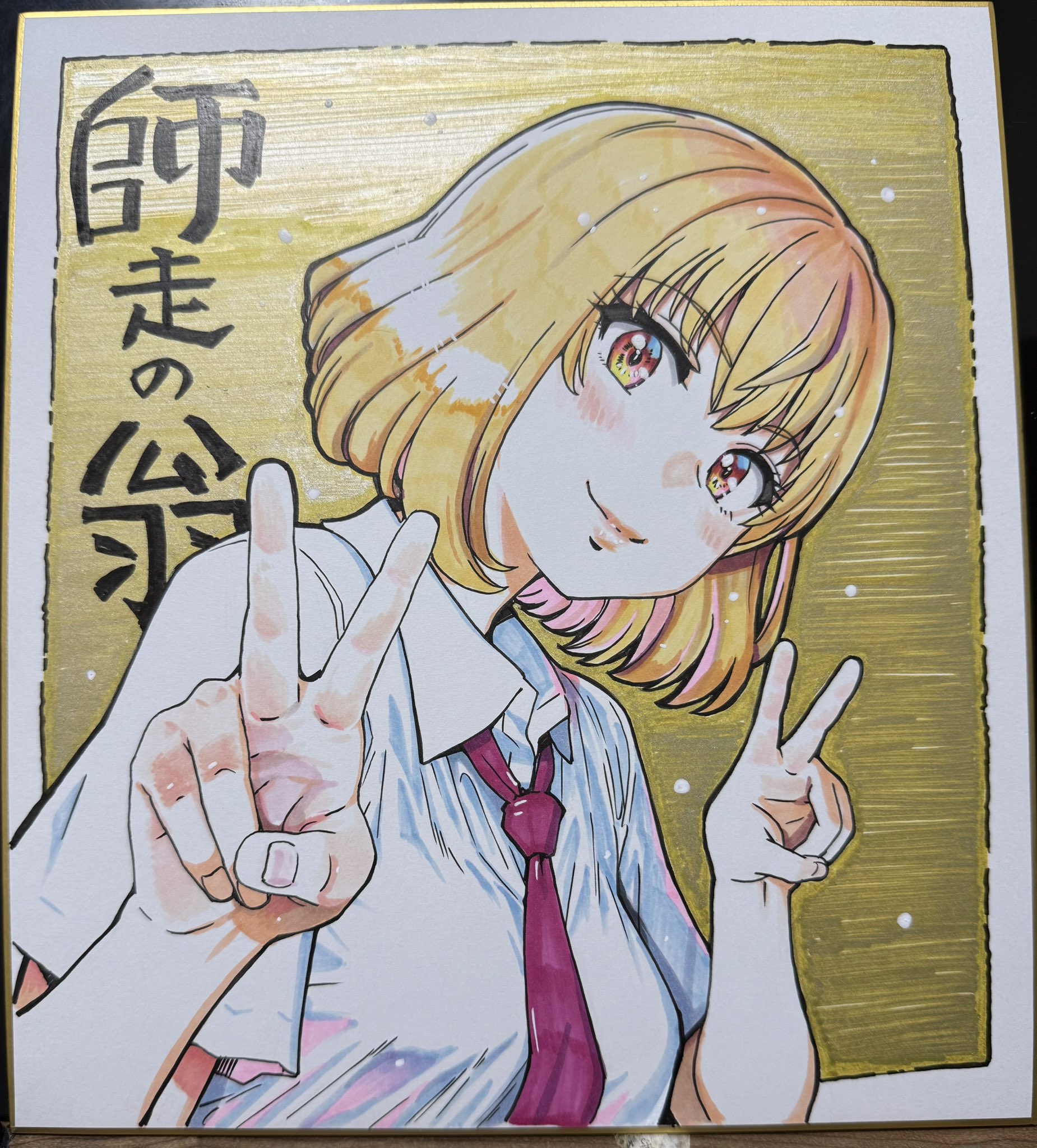 shiwasu no okina, highres, photo (medium), traditional media, 100-kai furareta zetsubou-teki ni motenai ore o awarenda kareshi ari onna tomodachi ga nandemo eroi koto yarasete kureta!!, 1girl, blonde hair, blush, breasts, closed mouth, colored inner hair, eyebrows hidden by hair, head tilt, looking at viewer, medium breasts, medium hair, momosawa nagiko, multicolored eyes, multicolored hair, necktie, pale skin, pink lips, red eyes, red necktie, shikishi, shirt, sign, signature, simple background, smile, solo, summer uniform, two-tone eyes, v, white shirt, yellow background