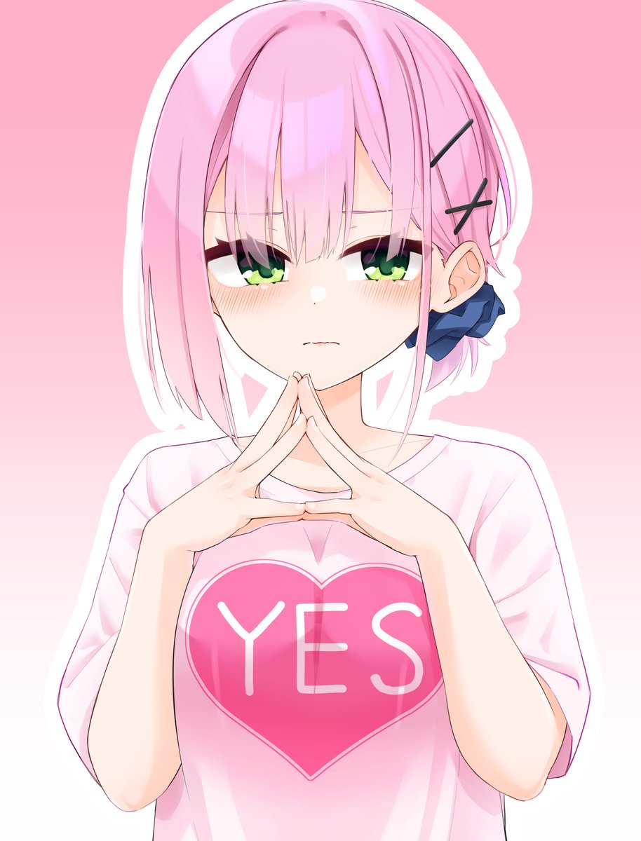 silver116, tanikaze amane, tenshi souzou re-boot!, commentary, highres, 1girl, blue scrunchie, blush, closed mouth, eyelashes, eyes visible through hair, frown, gradient background, green eyes, hair behind ear, hair between eyes, hair ornament, hair scrunchie, hairclip, hands up, heart, heart in eye, heart print, looking at viewer, official alternate costume, official alternate hairstyle, outline, own hands together, pink background, pink hair, pink shirt, print shirt, scrunchie, shirt, short hair, simple background, solo, split mouth, steepled fingers, straight hair, symbol in eye, t-shirt, upper body, wavy mouth, white outline, x hair ornament, yes