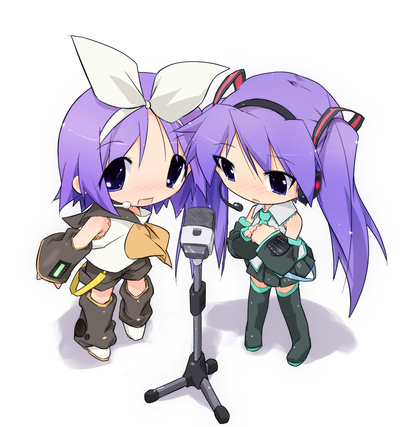 kuroba u, hatsune miku, hiiragi kagami, hiiragi tsukasa, kagamine rin, lucky star, vocaloid, 2girls, chibi, cosplay, hatsune miku (cosplay), kagamine rin (cosplay), long hair, microphone, microphone stand, multiple girls, sisters, standing, thighhighs, twins, twintails, very long hair