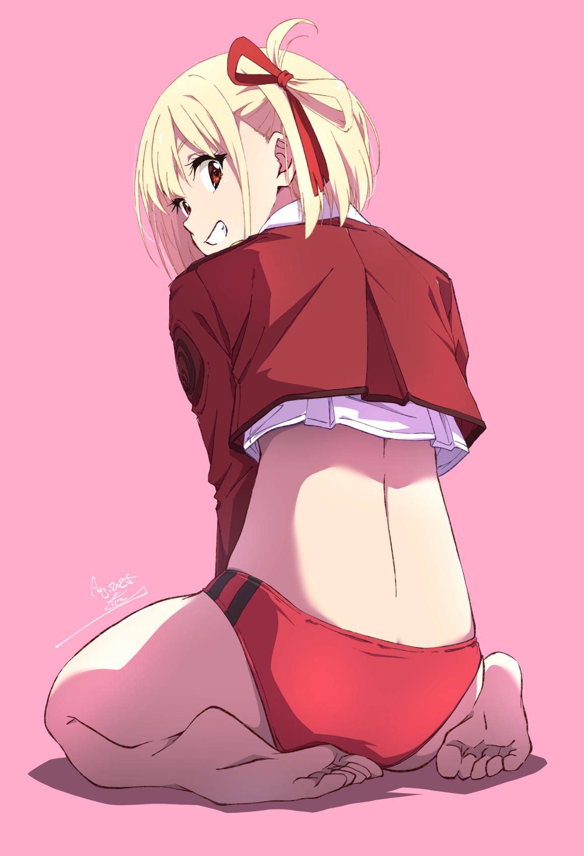 nii manabu, nishikigi chisato, lycoris recoil, commentary, highres, 1girl, ass, barefoot, blonde hair, buruma, crop top, from behind, full body, grin, hair ribbon, looking at viewer, looking back, pink background, red buruma, red eyes, red ribbon, ribbon, short hair, simple background, sitting, smile, solo, toes