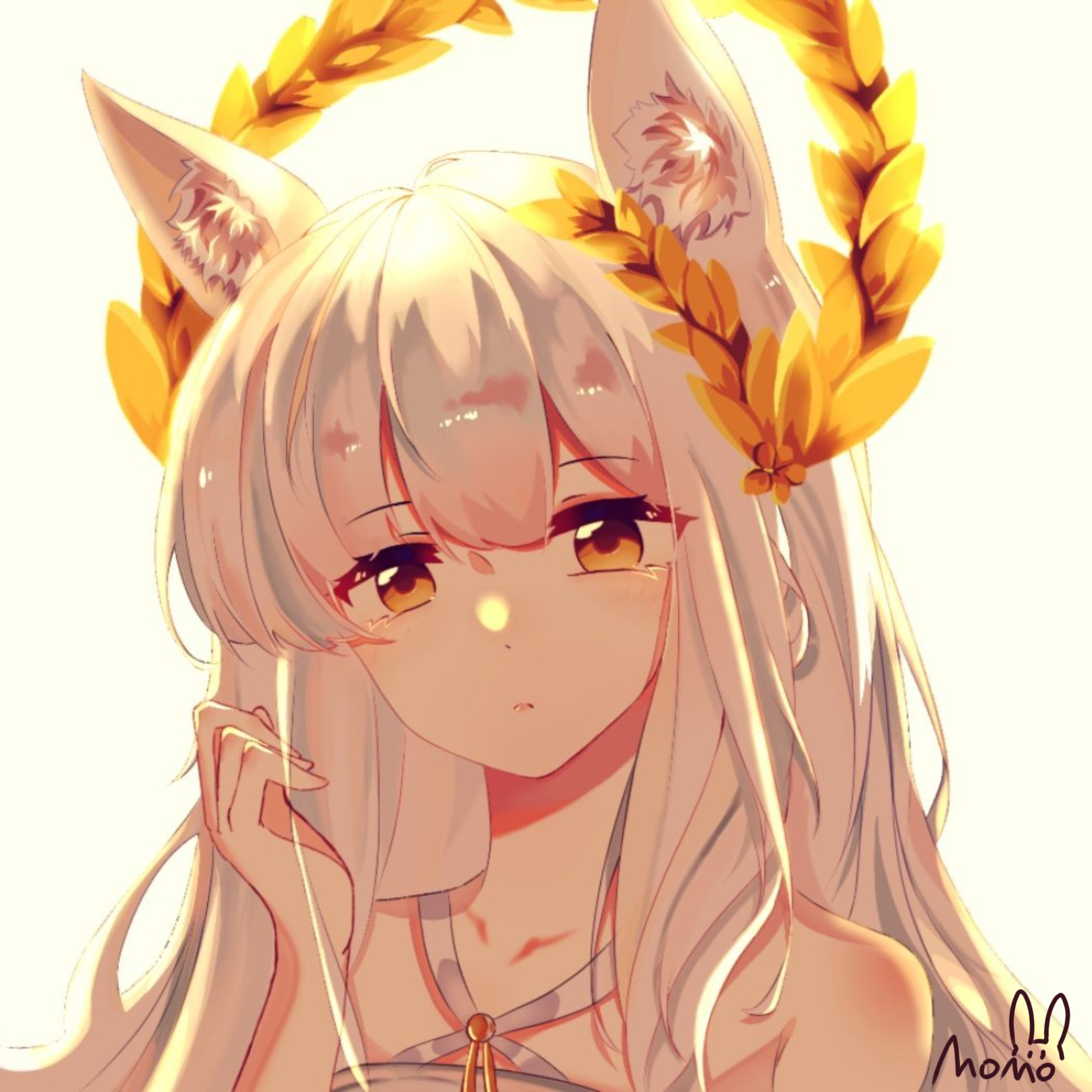 platinum (arknights), platinum (shimmering dew) (arknights), arknights, chinese commentary, commentary request, highres, 1girl, animal ear fluff, animal ears, backlighting, bare shoulders, bloom, closed mouth, collarbone, gold, grey background, hand in own hair, hand up, laurel crown, long hair, looking at viewer, mo mo (g3579515), official alternate costume, portrait, simple background, solo, white hair, yellow eyes