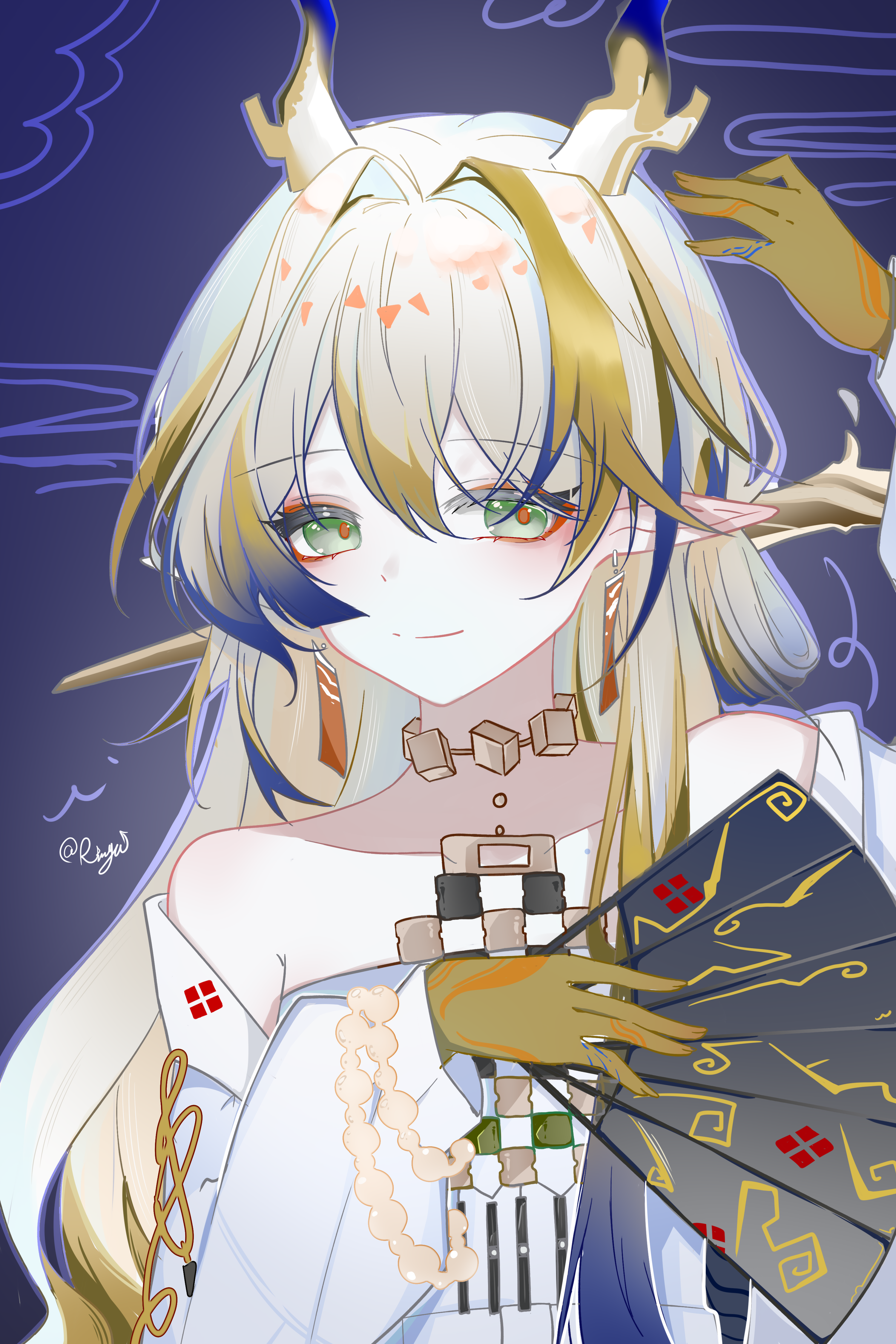 shu (arknights), arknights, absurdres, chinese commentary, commentary, highres, 1girl, arm up, bare shoulders, beads, blonde hair, blue hair, closed mouth, collarbone, colored extremities, dragon girl, dragon horns, earrings, fingernails, green eyes, grey hair, hair between eyes, hand fan, holding, holding fan, horns, jacket, jewelry, long hair, long sleeves, looking at viewer, multicolored hair, necklace, off shoulder, orange pupils, pointy ears, shiyaosaigao, smile, solo, split mouth, upper body, white jacket