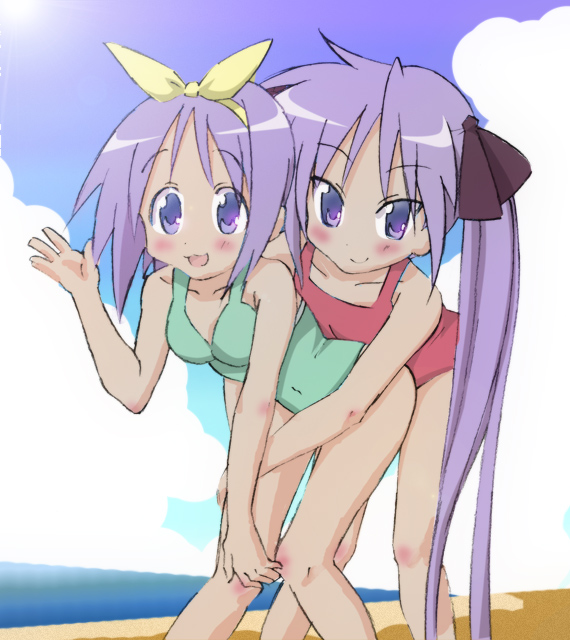 hayakawa harui, hiiragi kagami, hiiragi tsukasa, lucky star, 00s, 2girls, :d, beach, bent over, casual one-piece swimsuit, cloud, collarbone, day, hug, hug from behind, long hair, looking at viewer, multiple girls, one-piece swimsuit, open mouth, outdoors, pink eyes, purple hair, sand, shore, short hair, siblings, sisters, sky, smile, snad, standing, sun, sunlight, swimsuit, thighs, twins, very long hair, water, waving