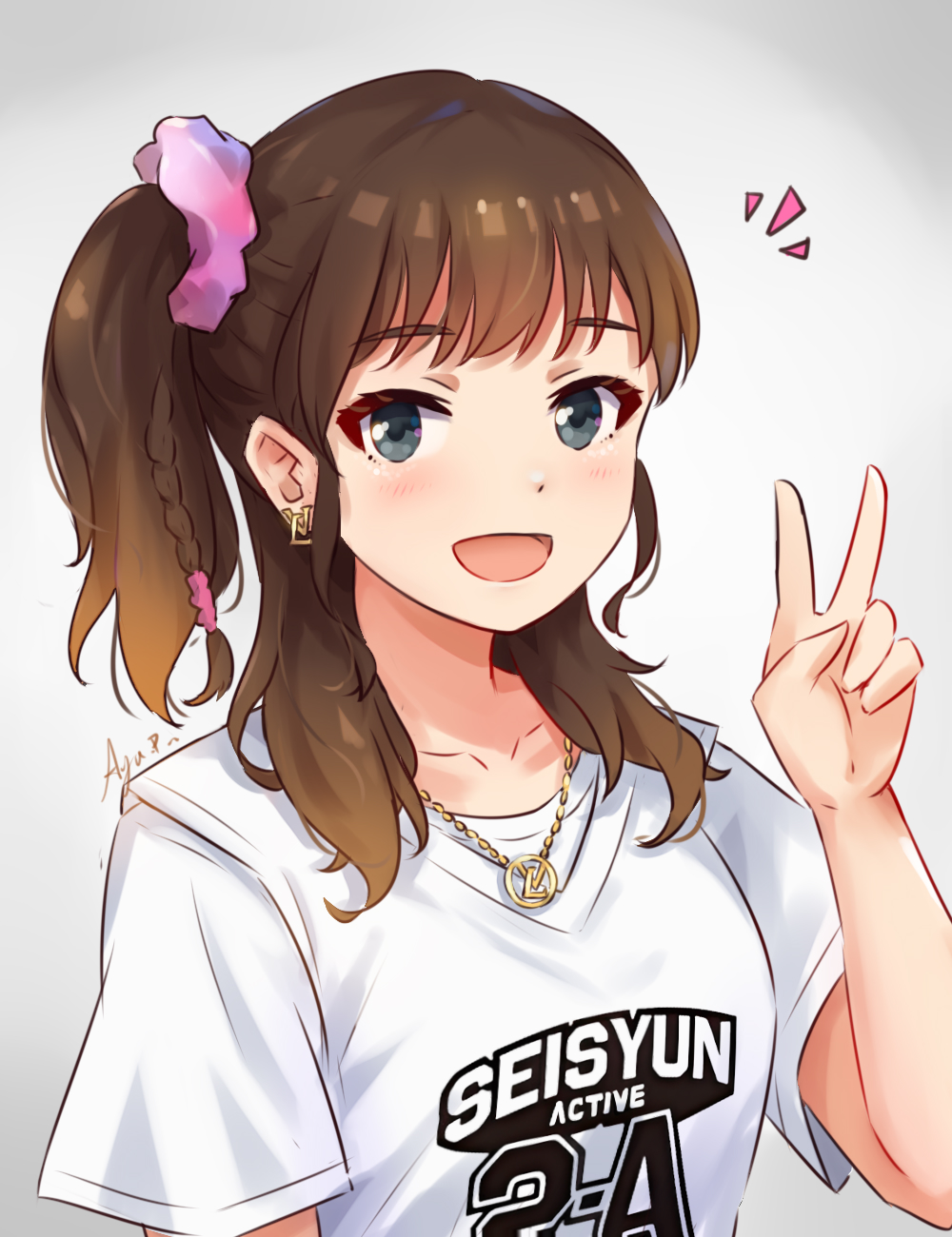 koaya, yamazaki haruka, real life, highres, 1girl, :d, braid, brown hair, collarbone, grey background, grey eyes, hair ornament, hair scrunchie, hand up, jewelry, light blush, long hair, looking at viewer, necklace, one side up, open mouth, pink scrunchie, scrunchie, shirt, short sleeves, simple background, smile, solo, upper body, v, voice actor, white shirt