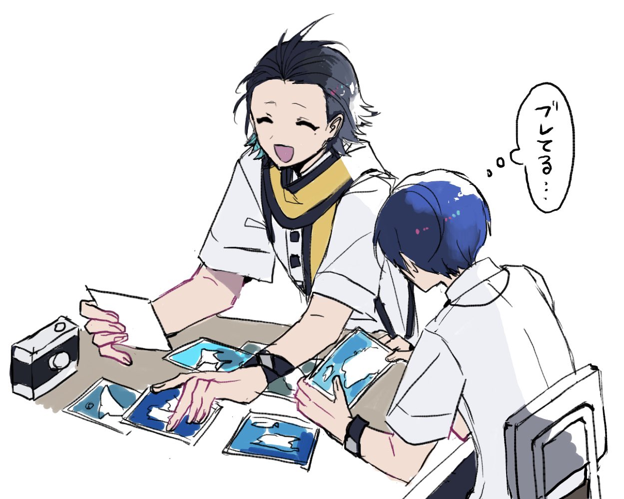 teketeke (tasutekete), mochizuki ryouji, yuuki makoto (persona 3), persona, persona 3, translation request, 2boys, back, blue hair, camera, closed eyes, collared shirt, male focus, mole, mole under eye, multiple boys, open mouth, photo (object), scarf, shirt, short hair, short sleeves, simple background, sitting, smile, speech bubble, upper body, white background, white shirt, yellow scarf